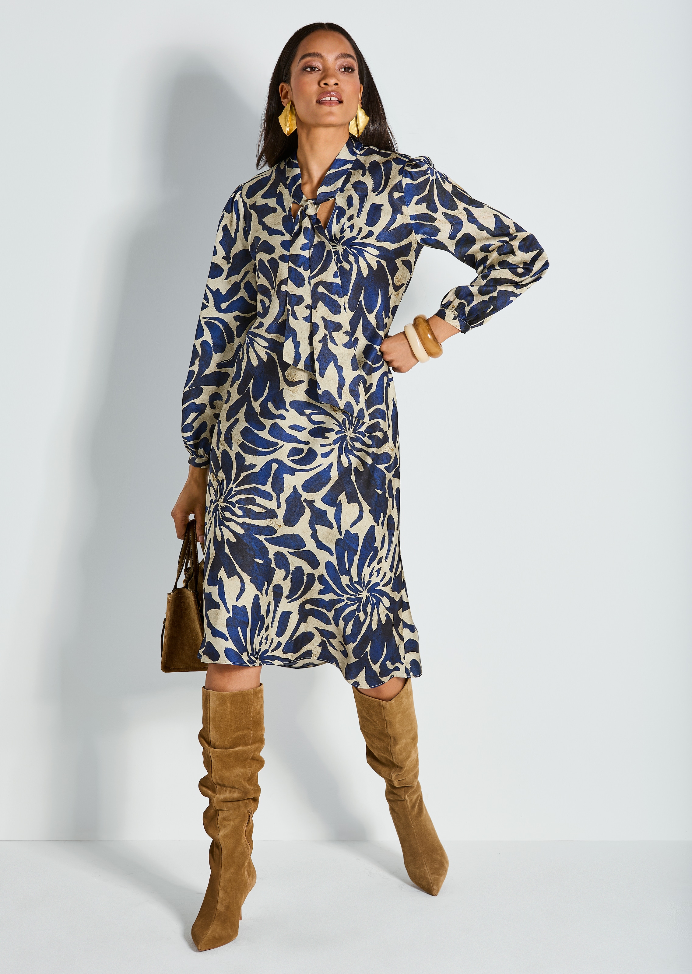 Bedrucktes Kleid mit Bindeband