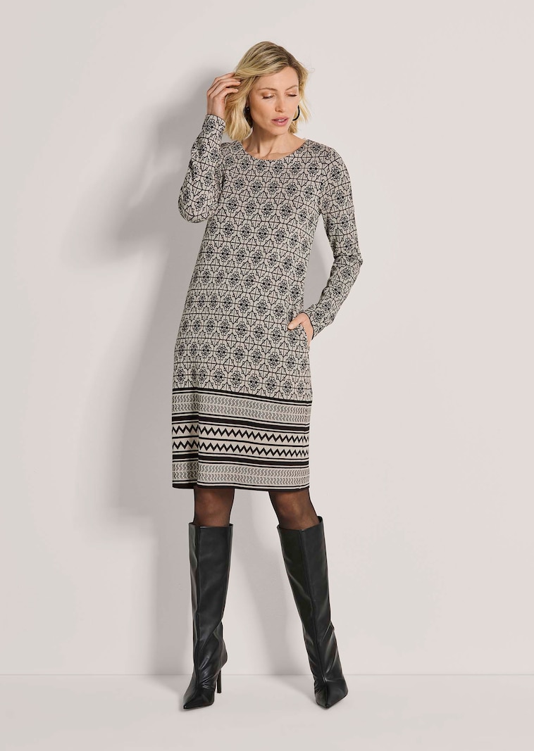 Smal vallende jurk met geometrische print
