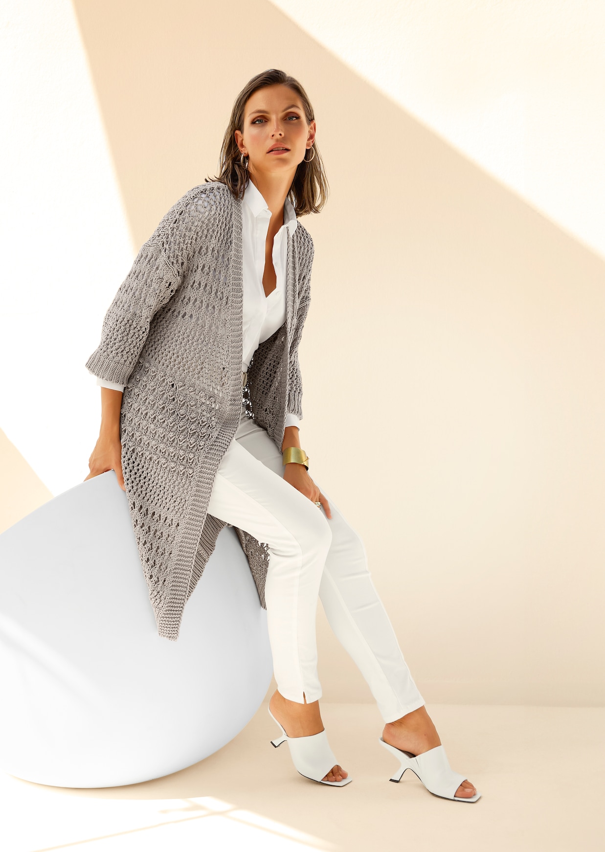 Lange Strickjacke mit Ajour-Muster