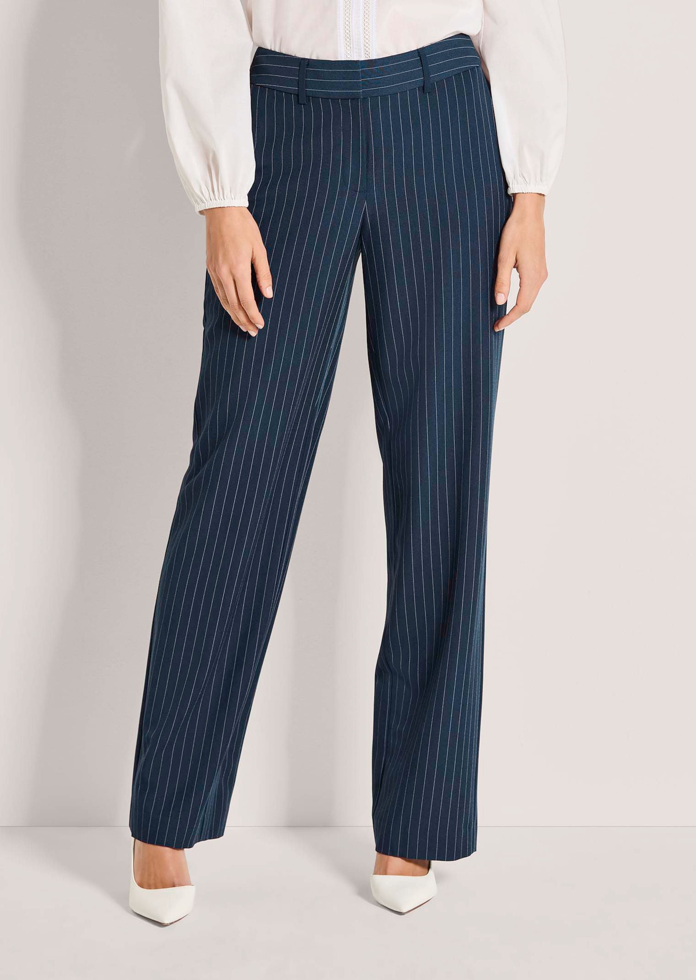 Nadelstreifenhose mit weitem Bein