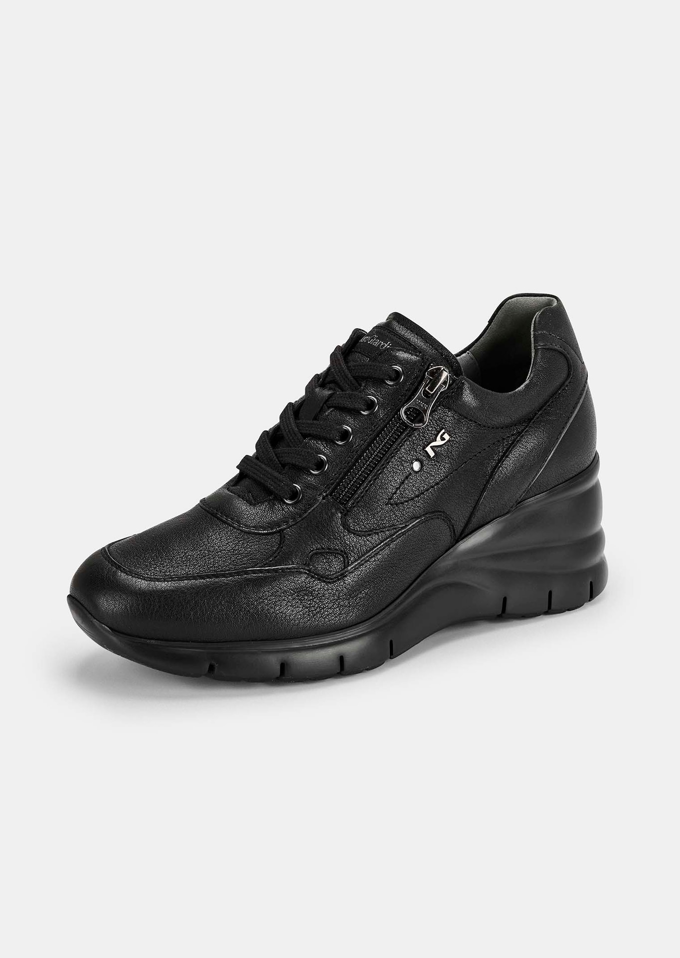 Sneaker mit integriertem Keilabsatz