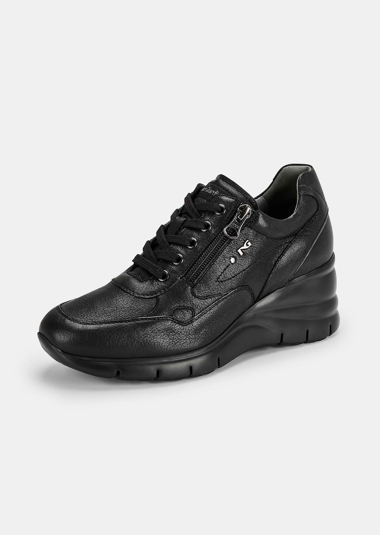 Sneaker mit integriertem Keilabsatz