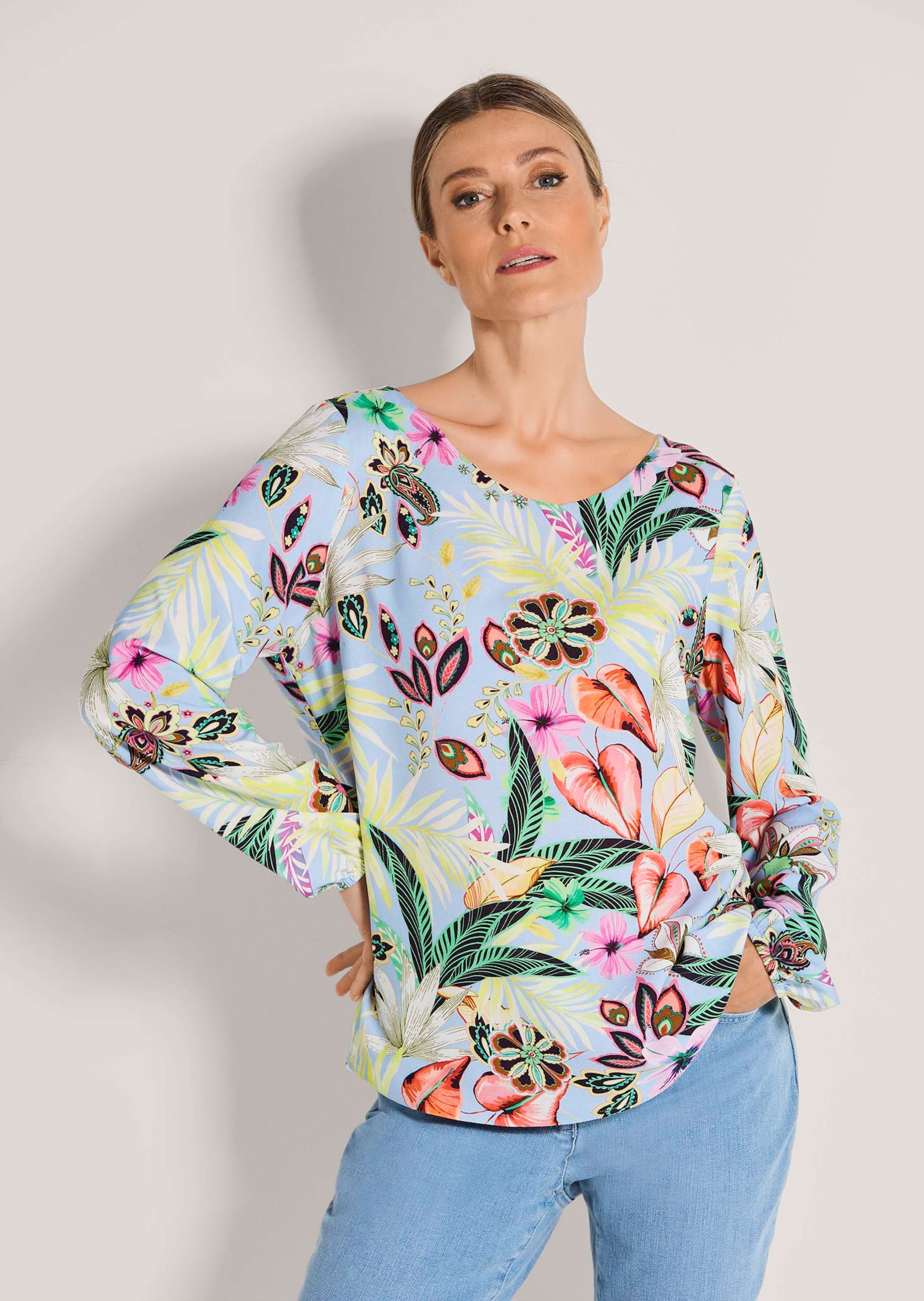 Bluse mit großen Blüten
