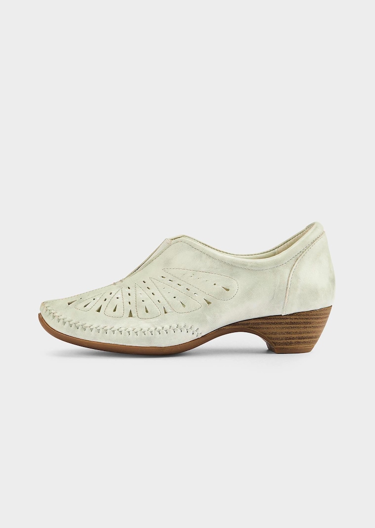 Pumps aus perforiertem Leder