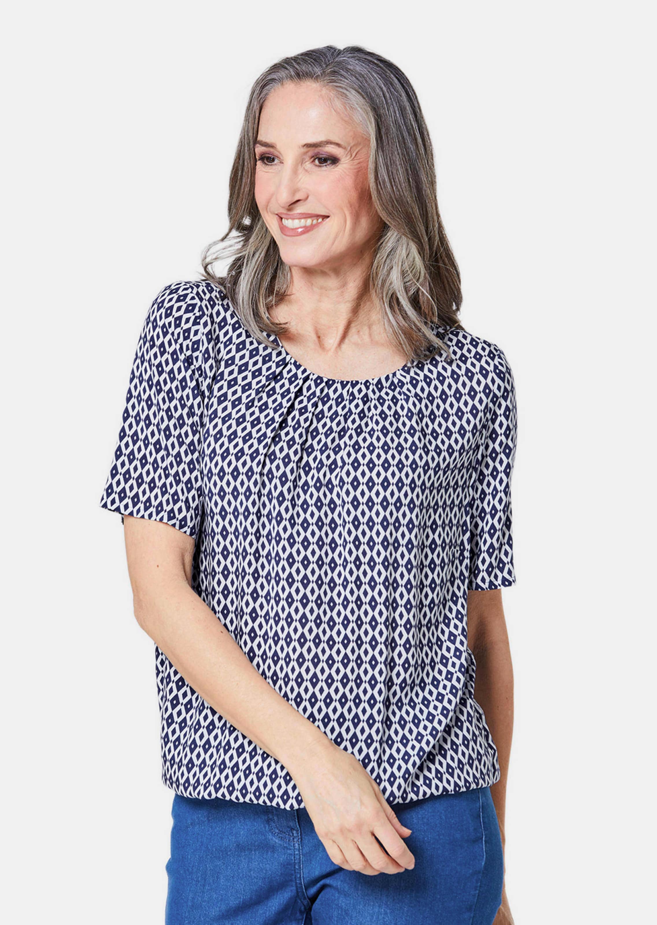 Helder gekleurde, gedessineerde blouse met charmante details
