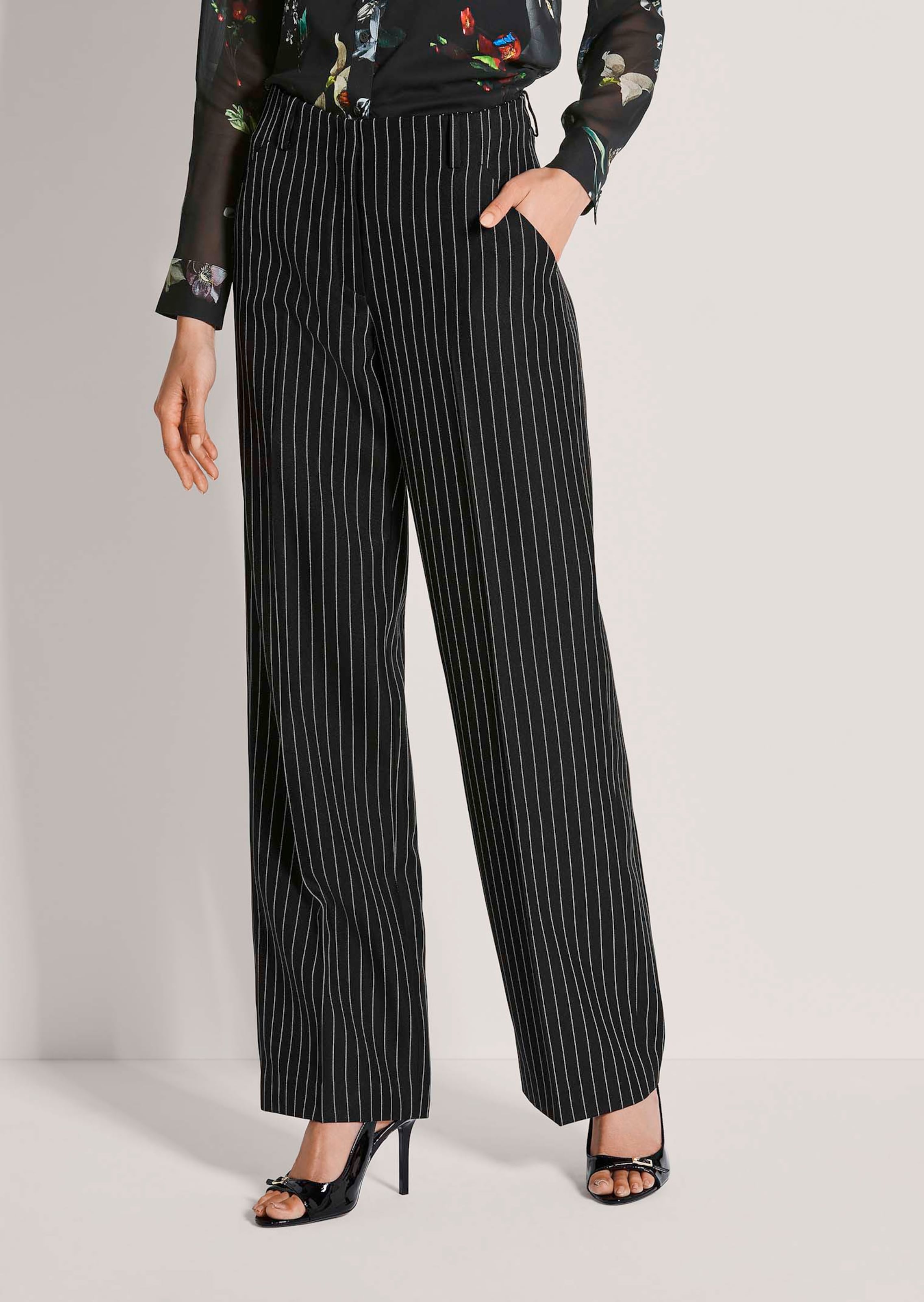 Nadelstreifenhose mit weitem Bein