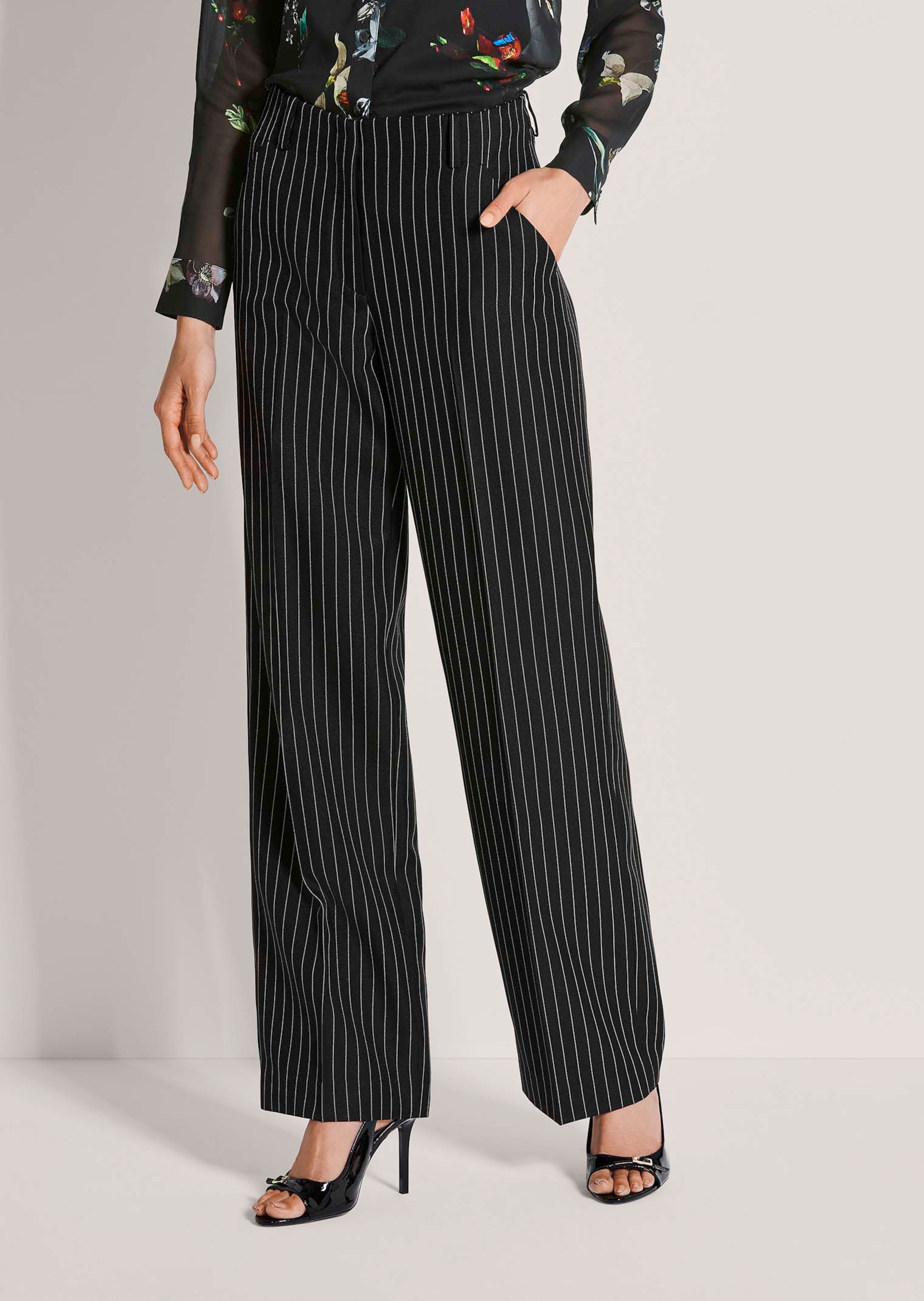 Pantalon à fines rayures à jambe large