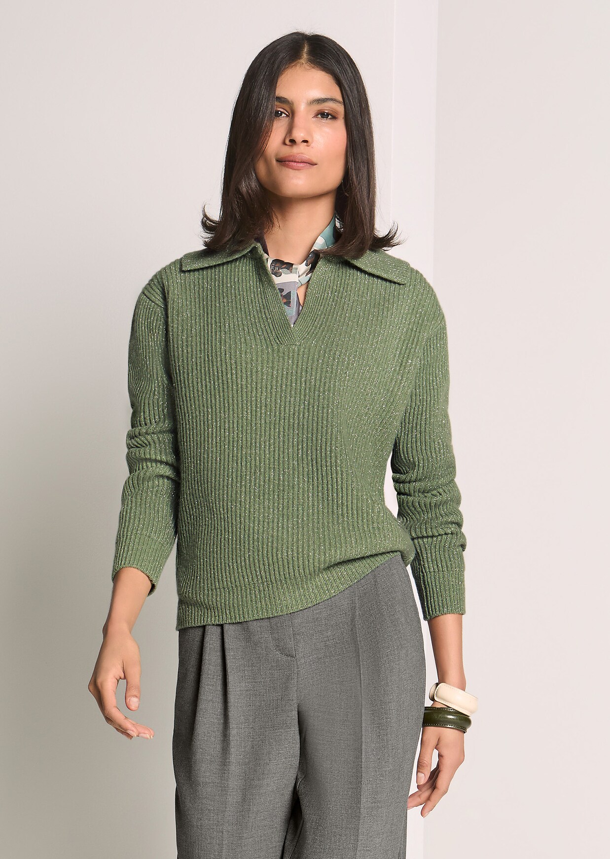 Schimmernder Pullover mit Polo-Kragen