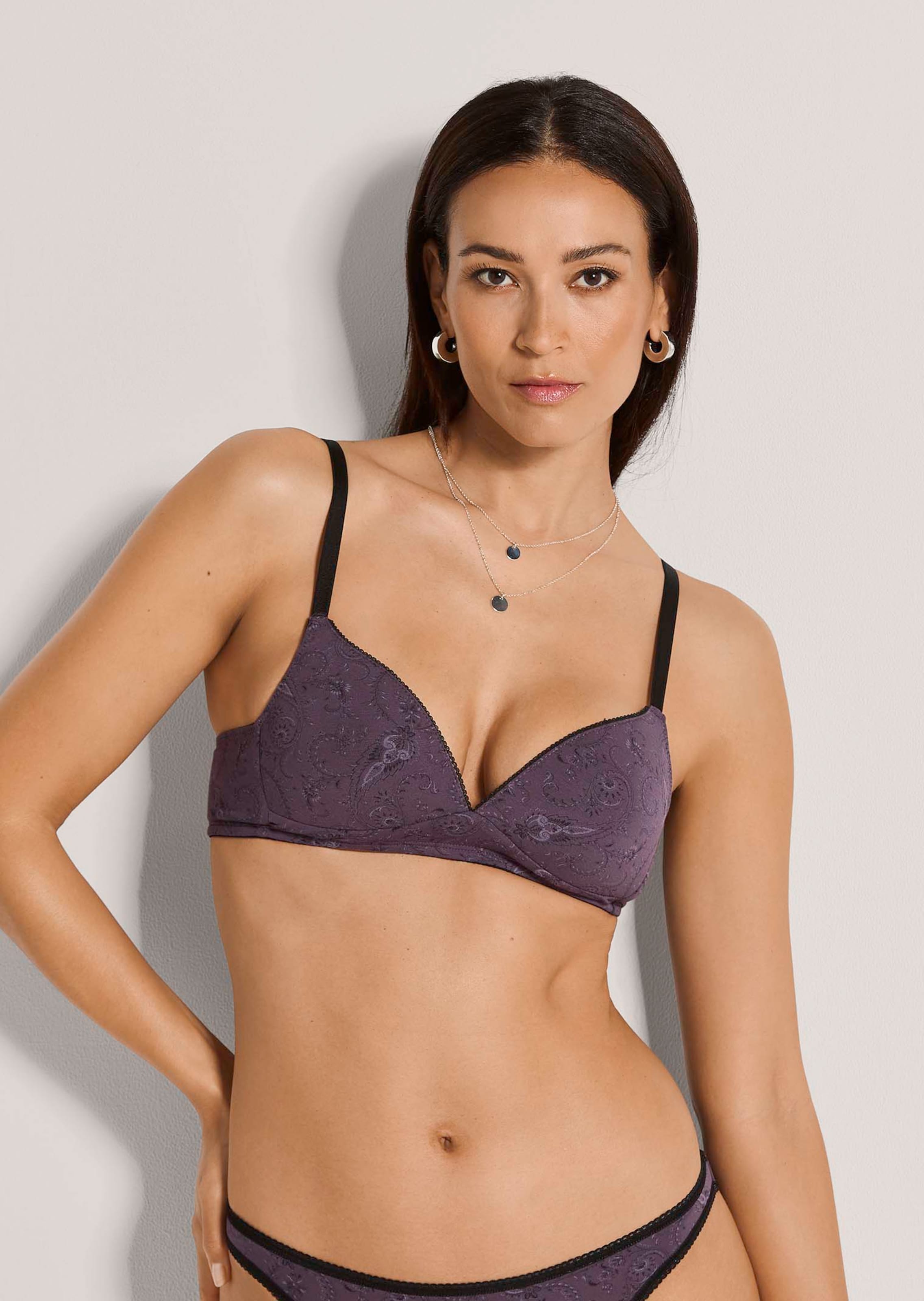 Non-wired bra with a paisley print