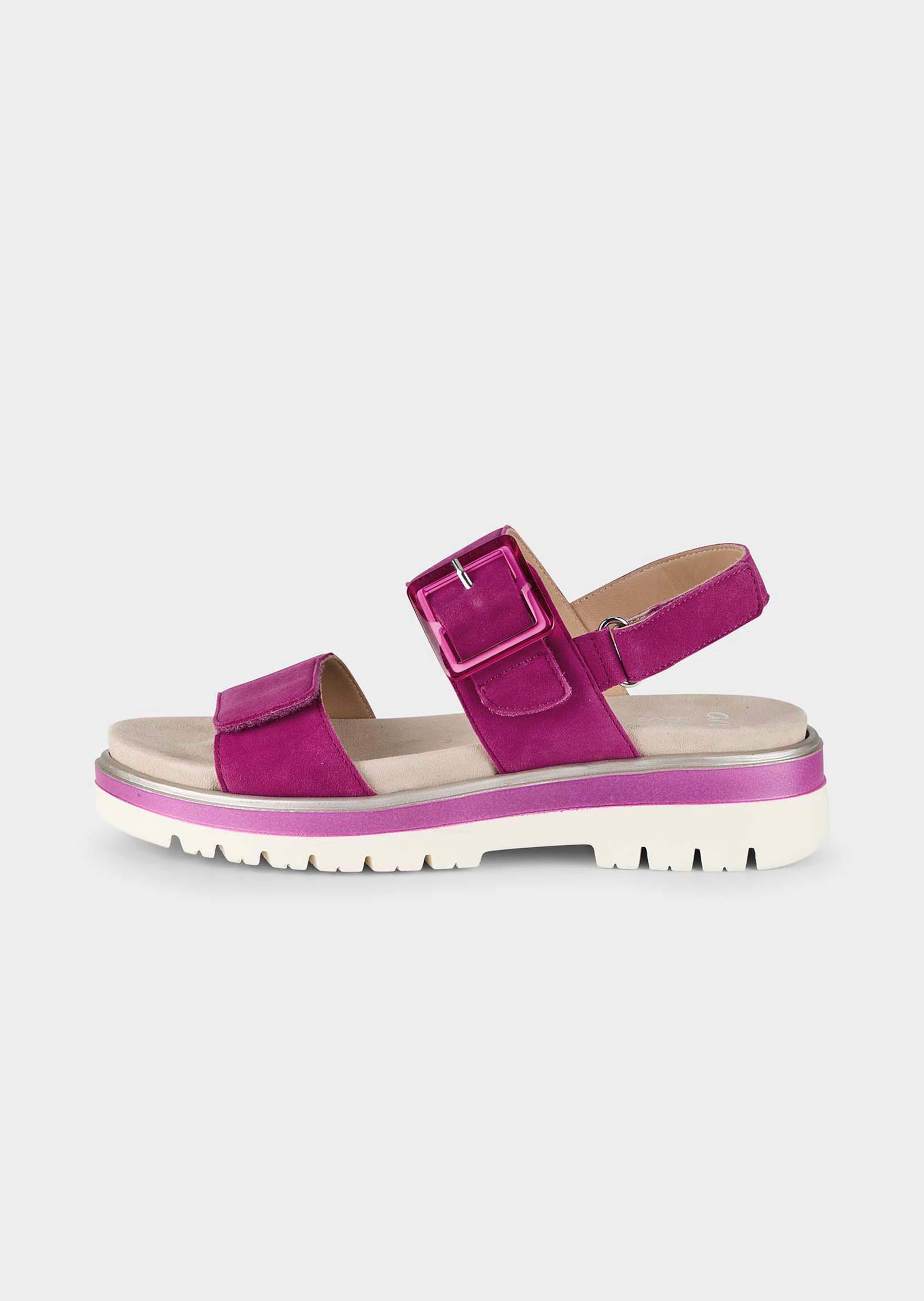 Sandalen mit dekorativer Zierschließe