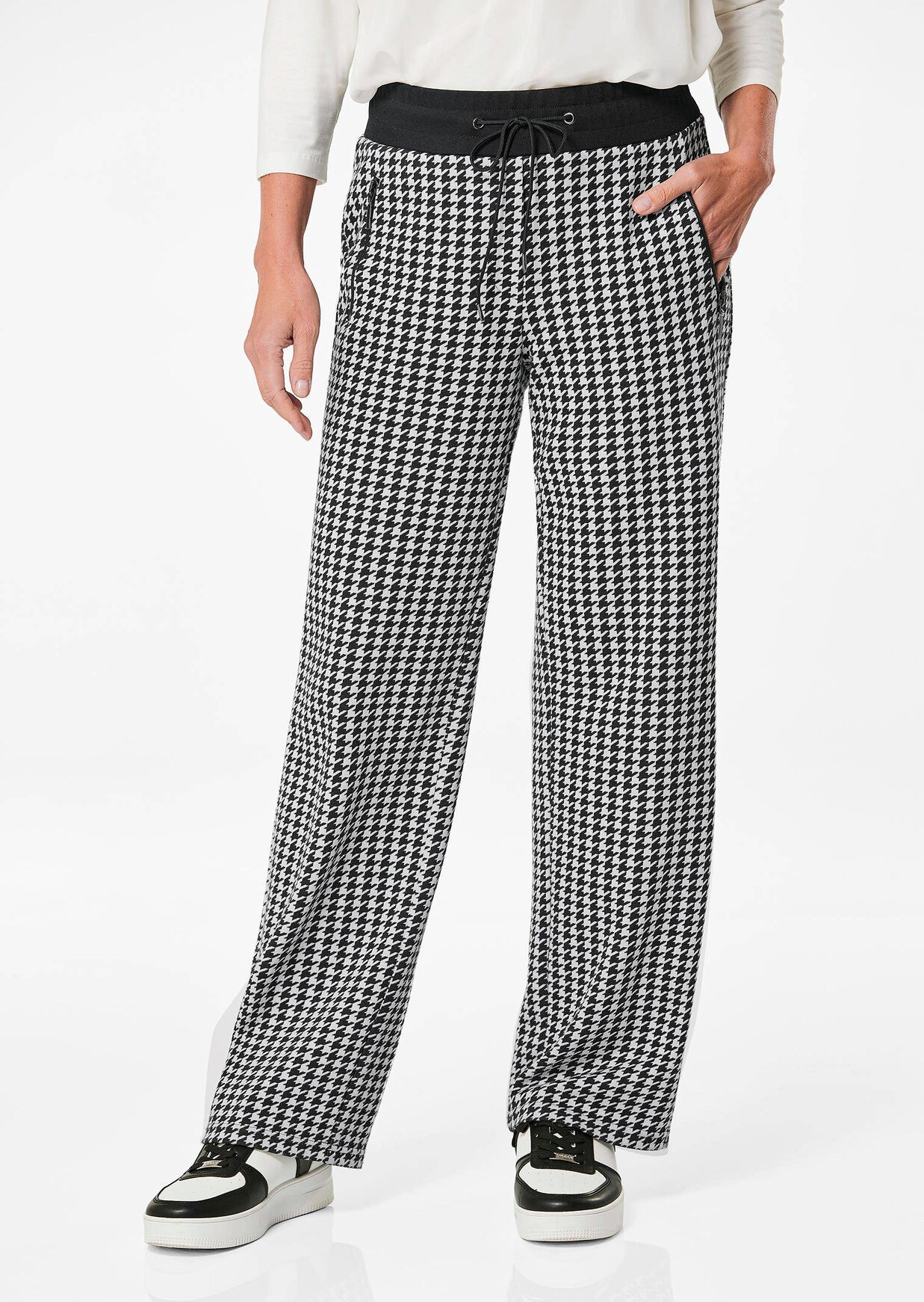 Leveälahkeiset joggers-housut