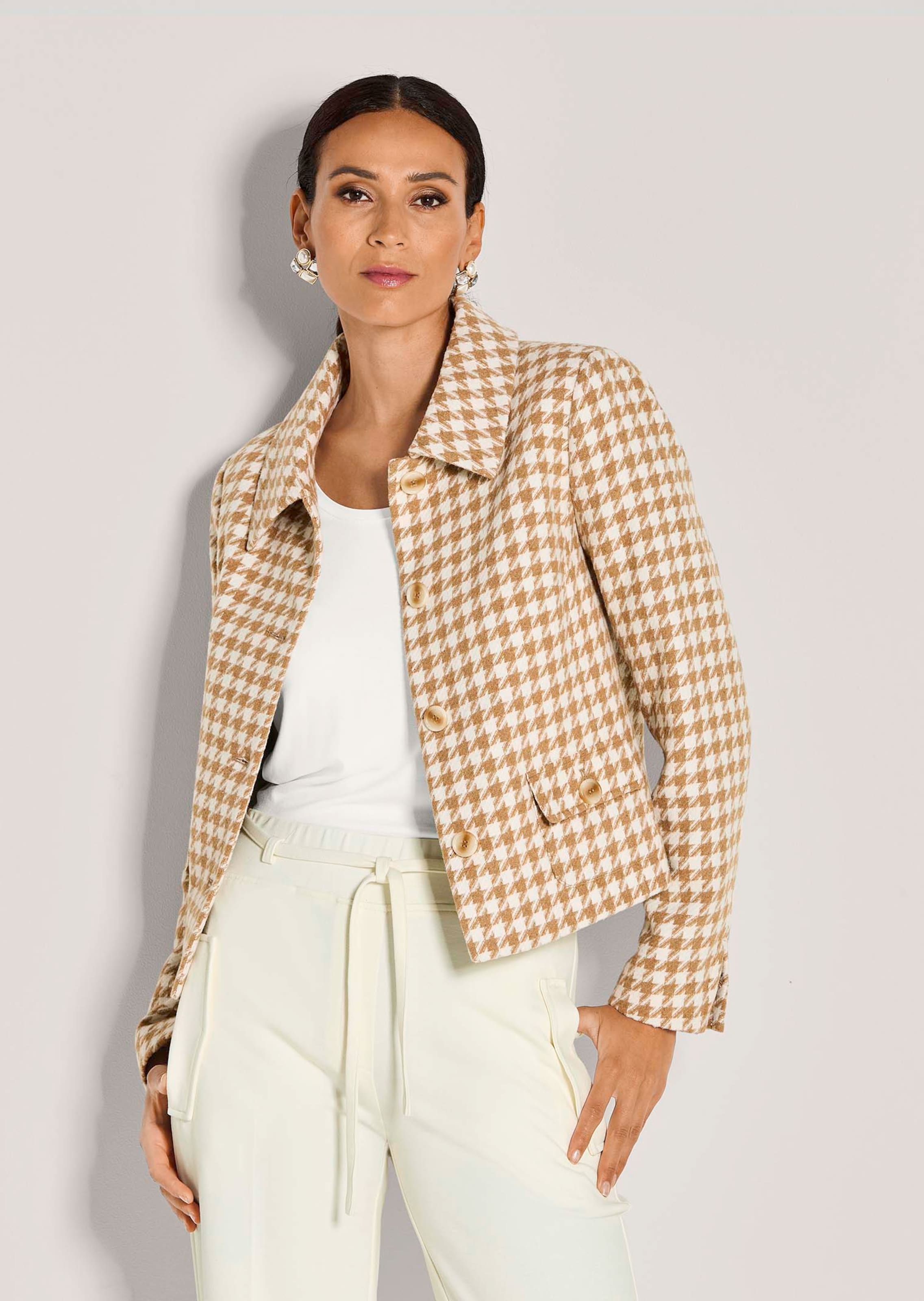 Short blazer with dogtooth pattern