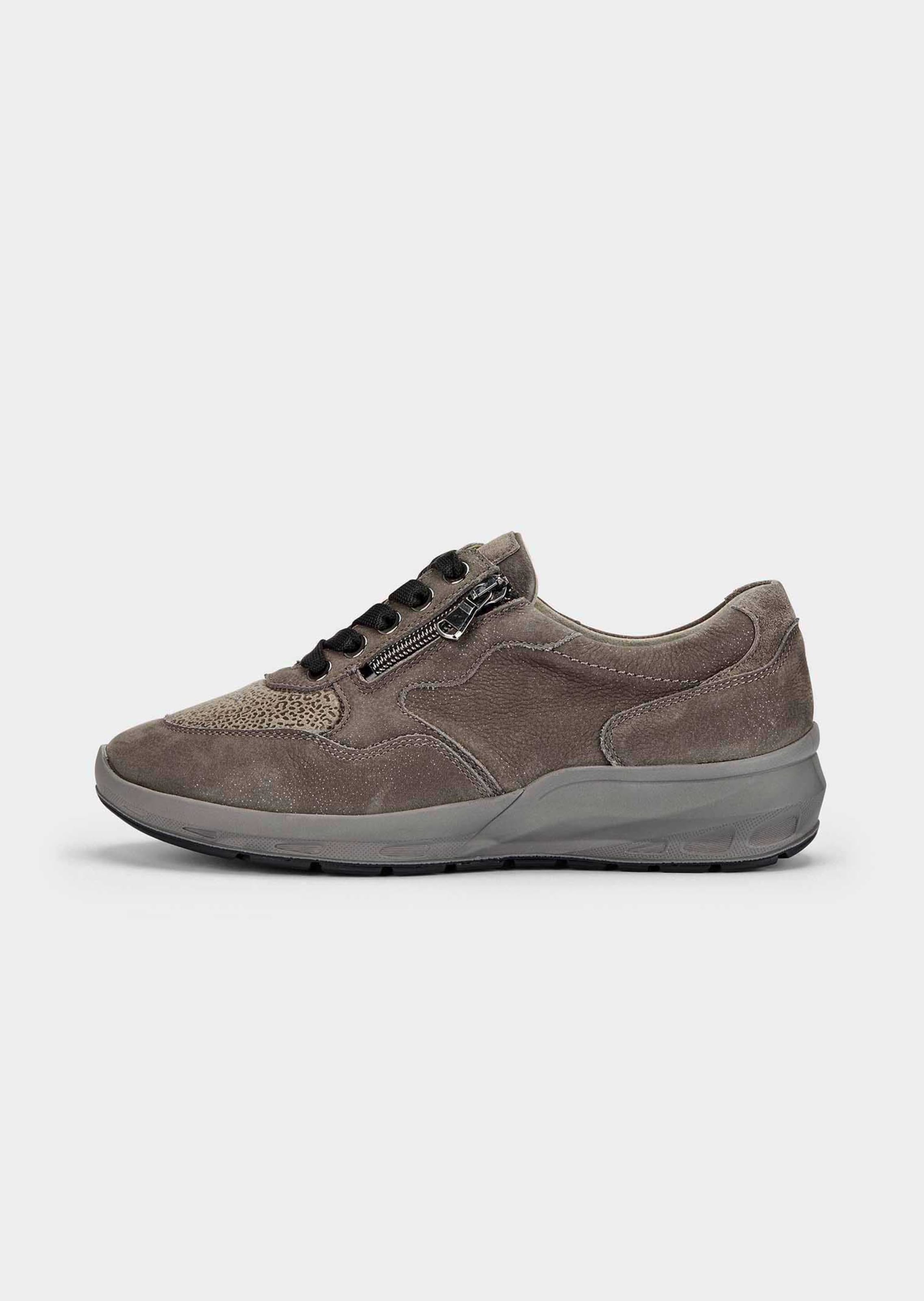 Sneakers adaptés aux pieds sujets à l’hallux valgus, avec semelle extérieure amortissante