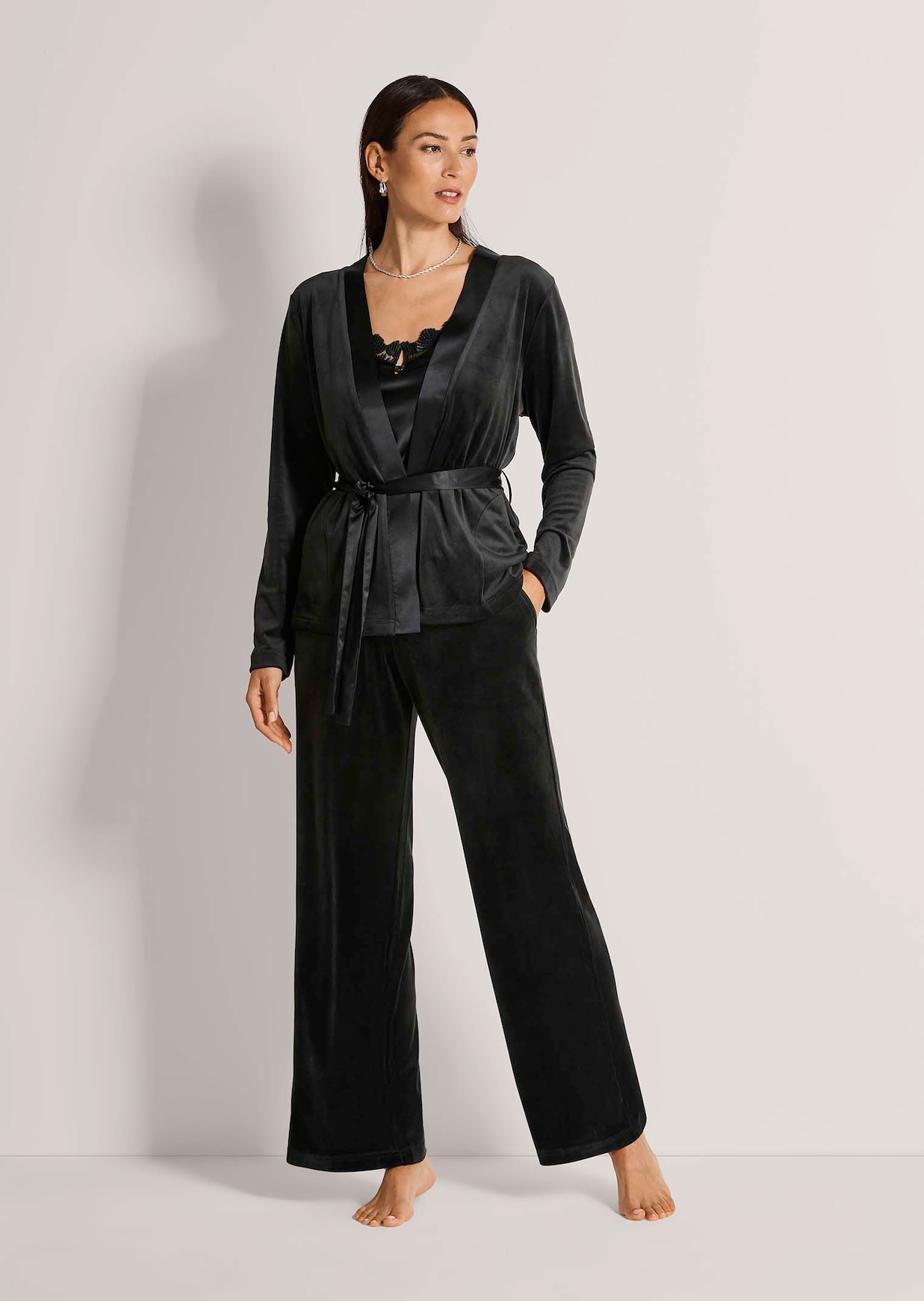 Élégant ensemble de détente en velours, satin et dentelle
