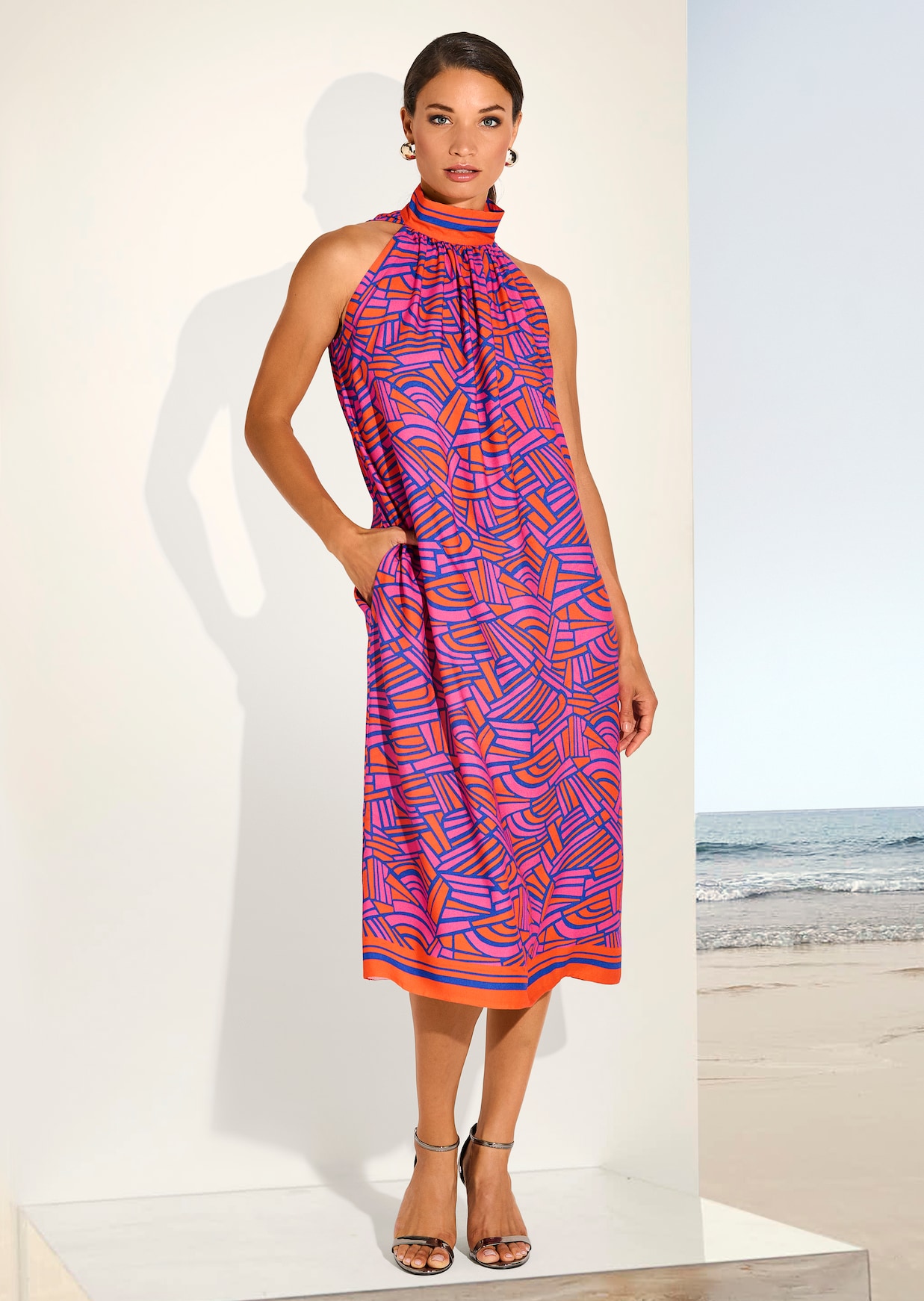 Sommerkleid mit grafischem Print und Stehkragen