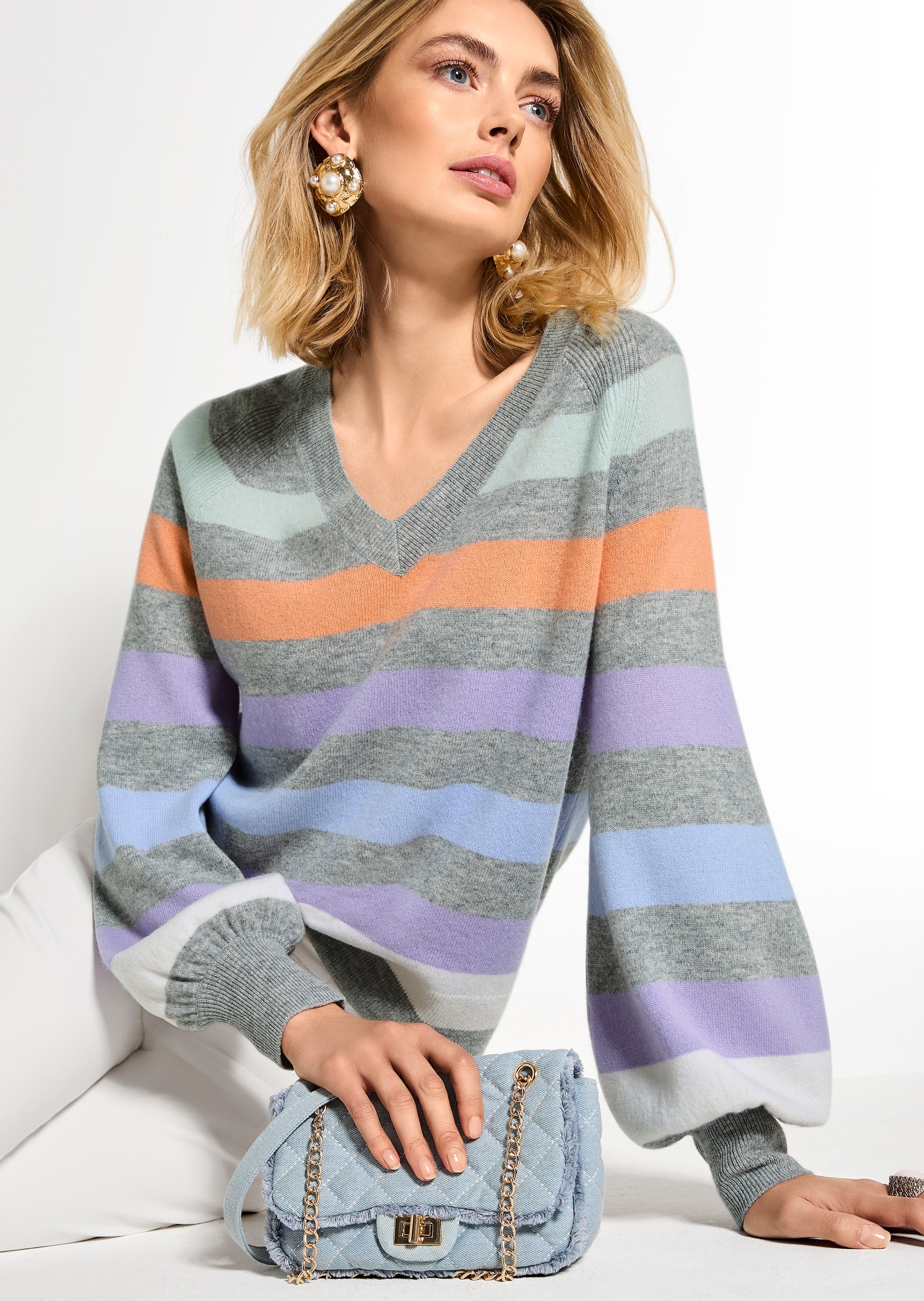 Pull à rayures à col en V