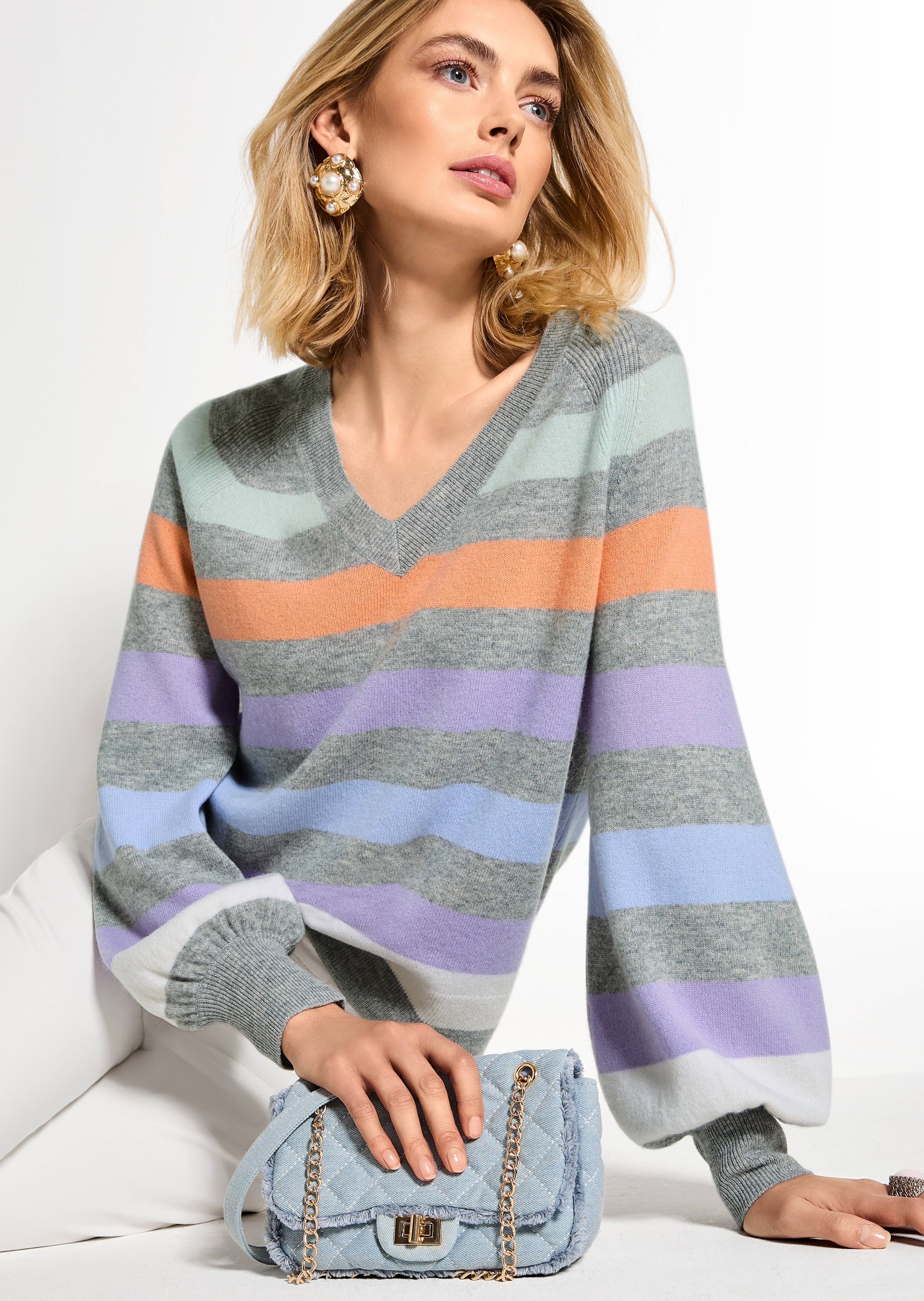Gestreifter Pullover mit V-Ausschnitt