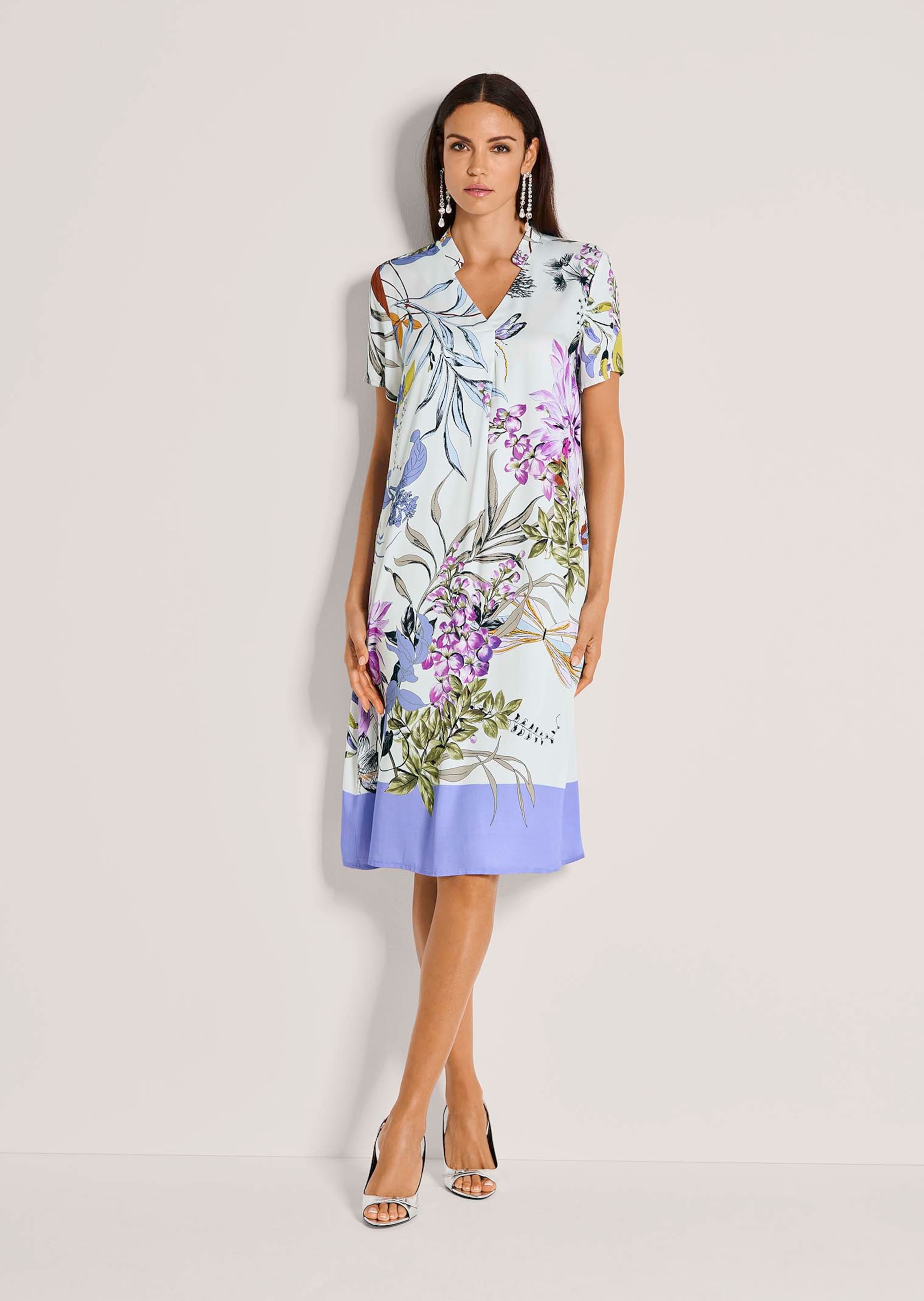 Kleid mit floralem Druck und kleinem Stehkragen