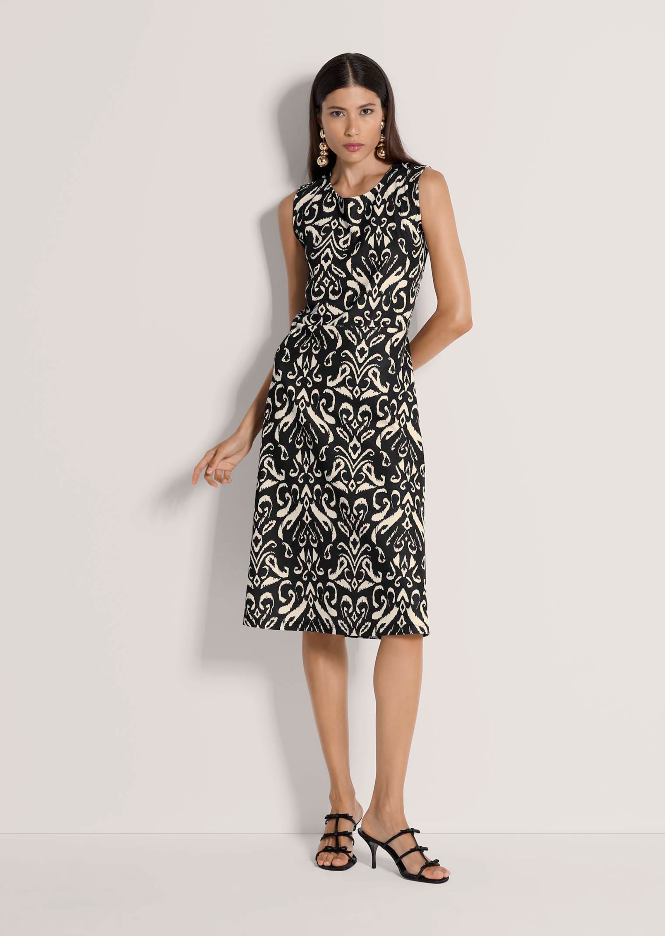 Ärmelloses Sommerkleid mit grafischem Print