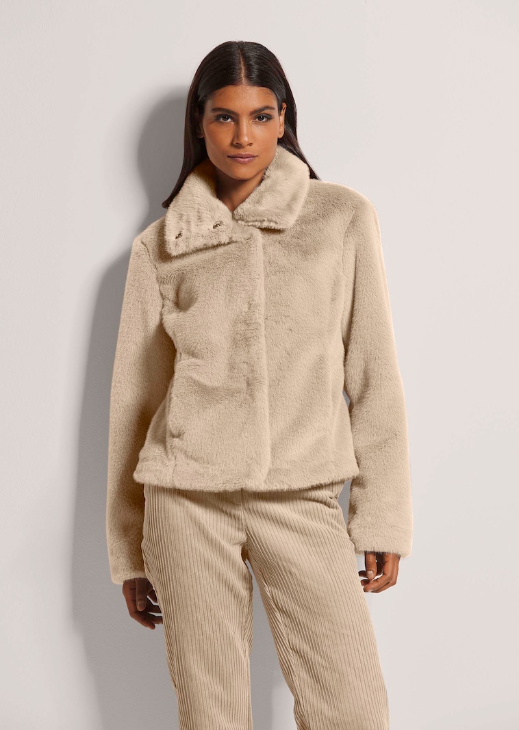 Veste courte tendance en fausse fourrure