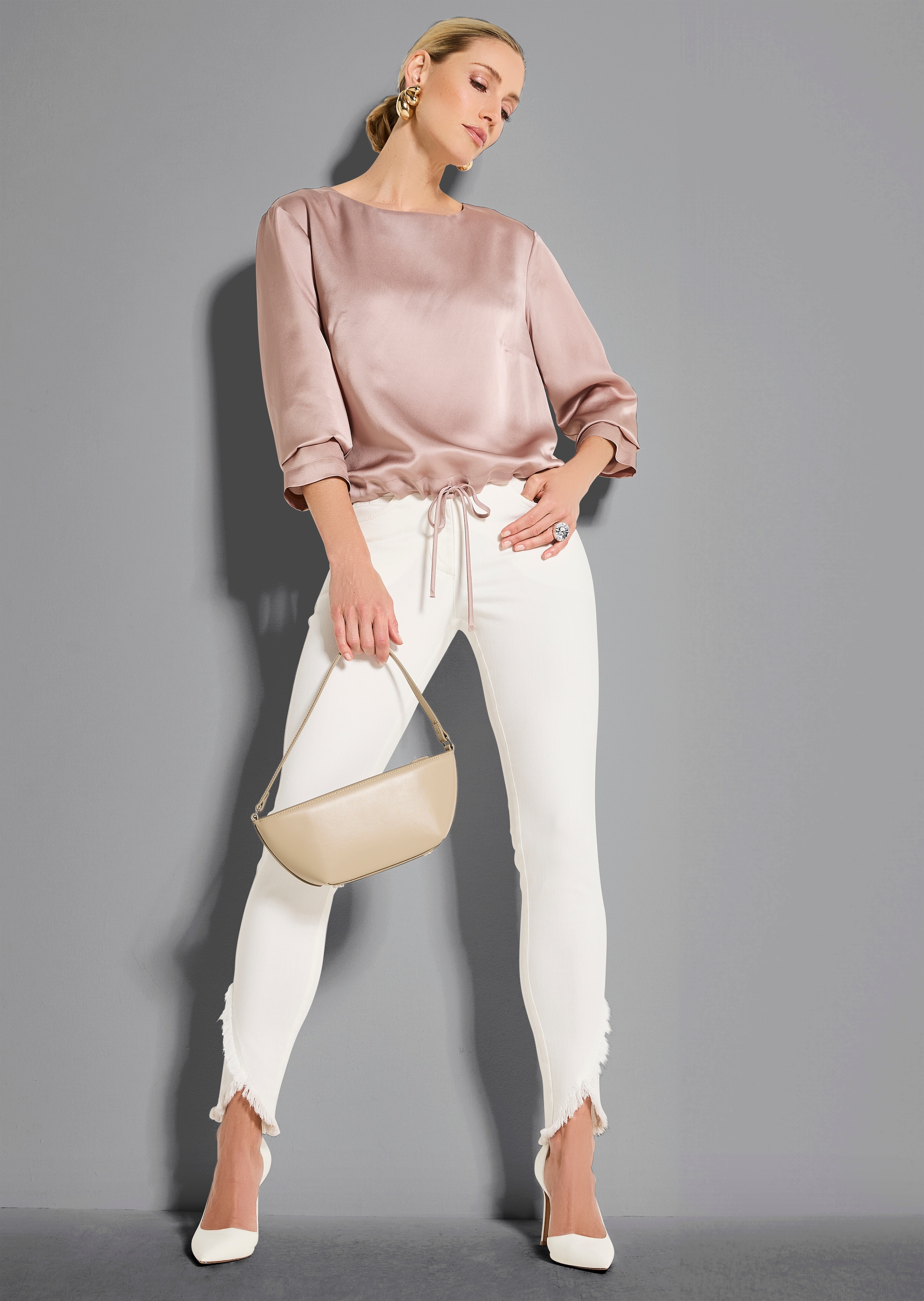 Schlanke Jeans mit Fransensaum