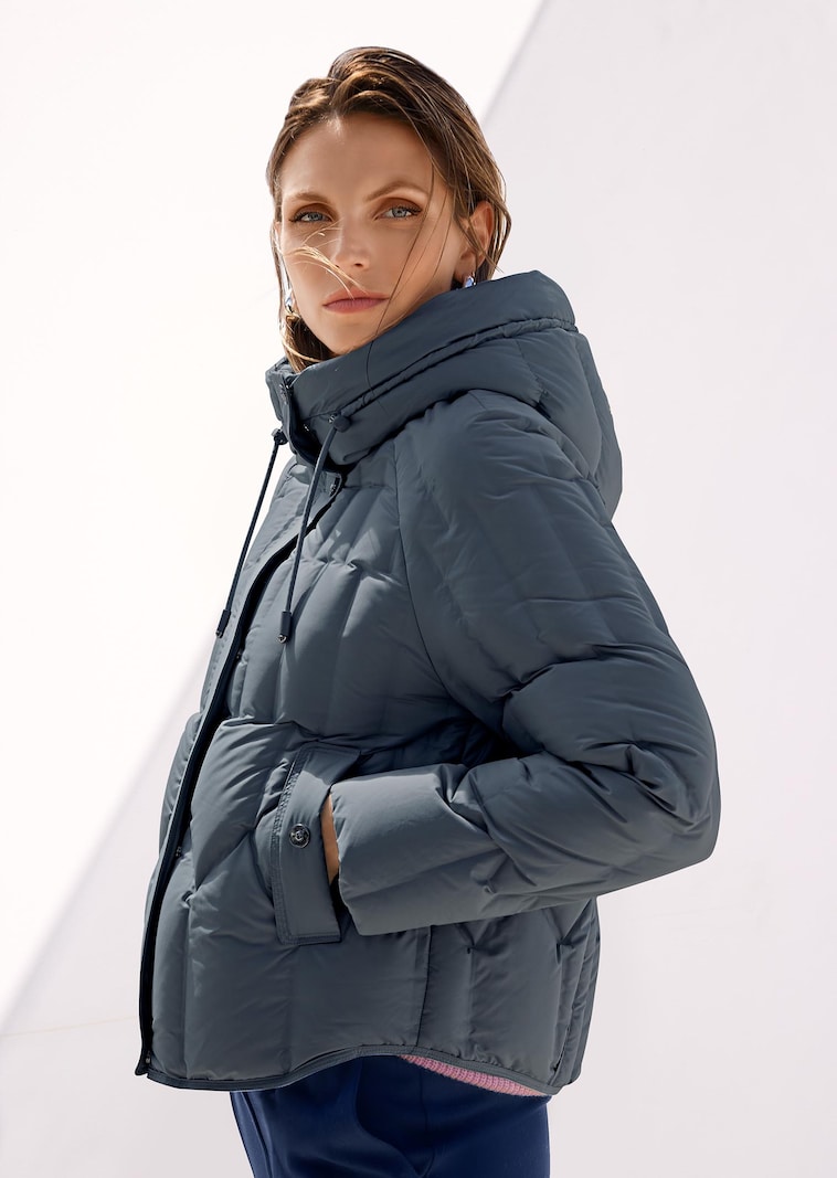 Sportive Daunen-Steppjacke mit Kapuze