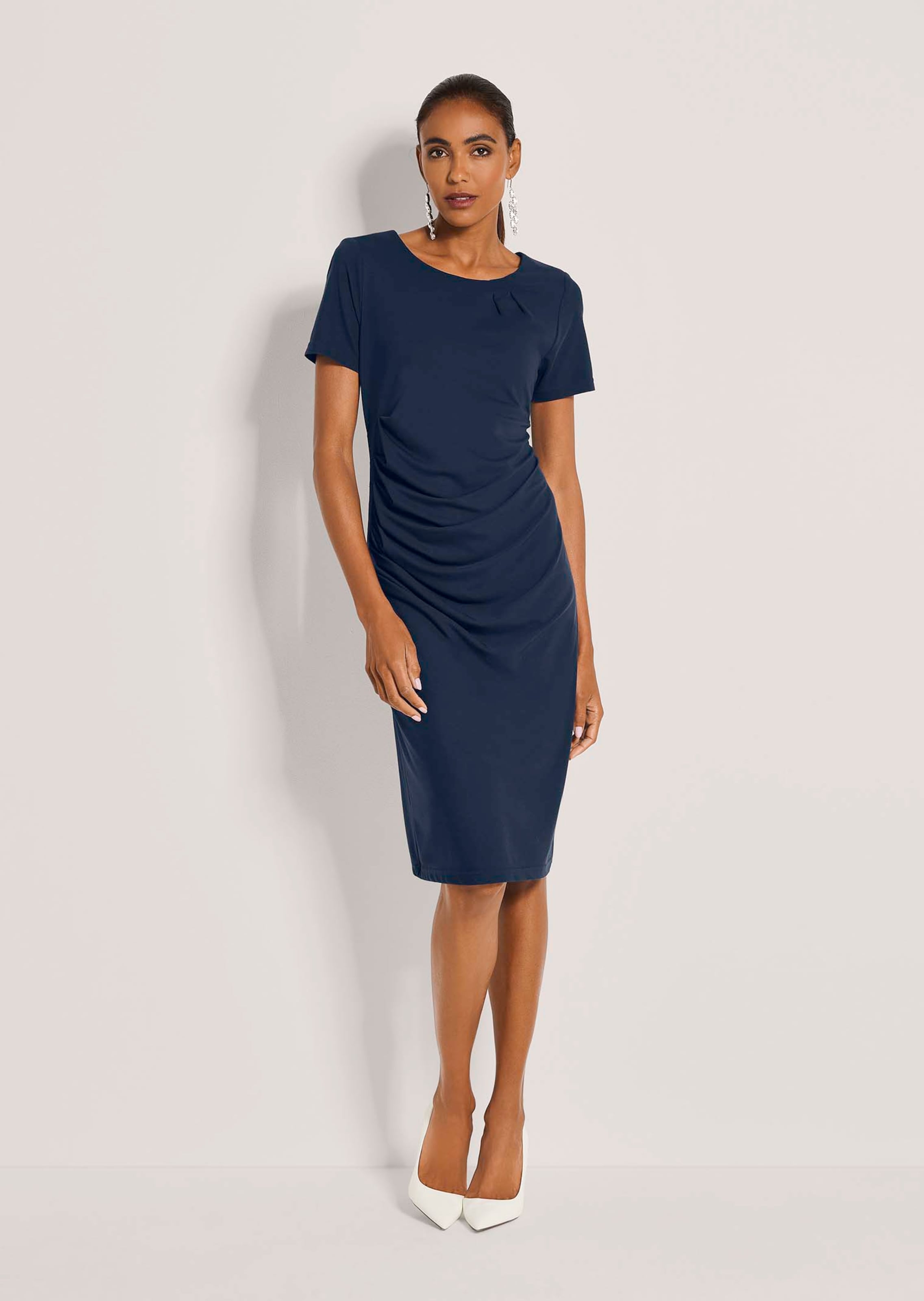 Jerseykleid mit seitlicher Raffung
