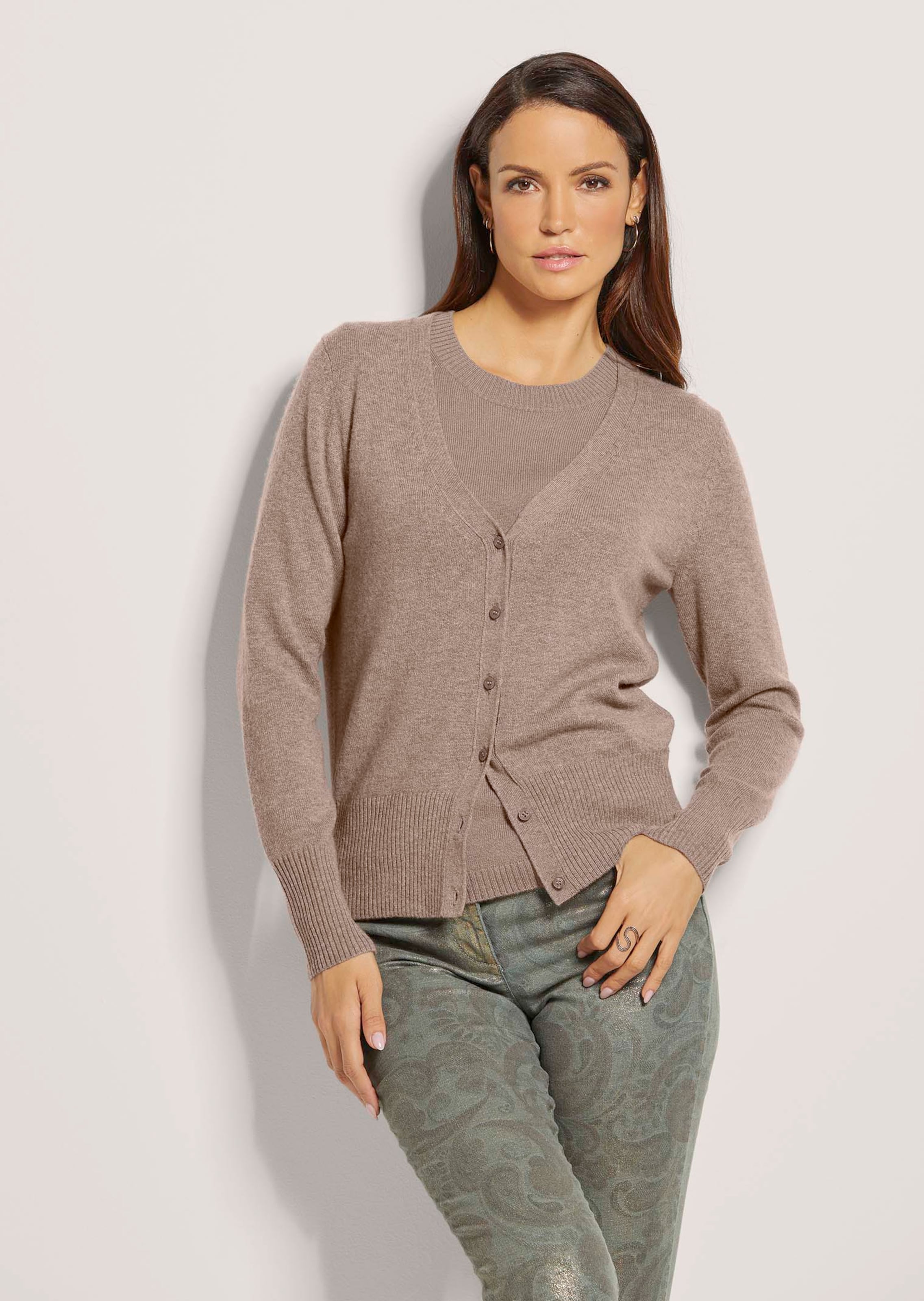 Timeless twin set in a virgin wool and cashmere blend