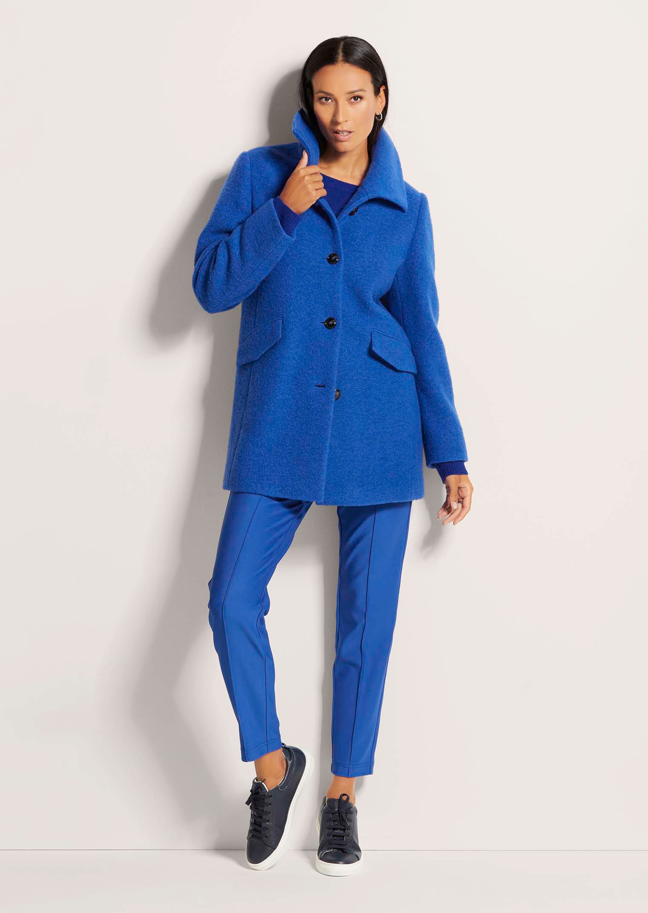 Wool-blend short coat in royal blue | MADELEINE Fashion