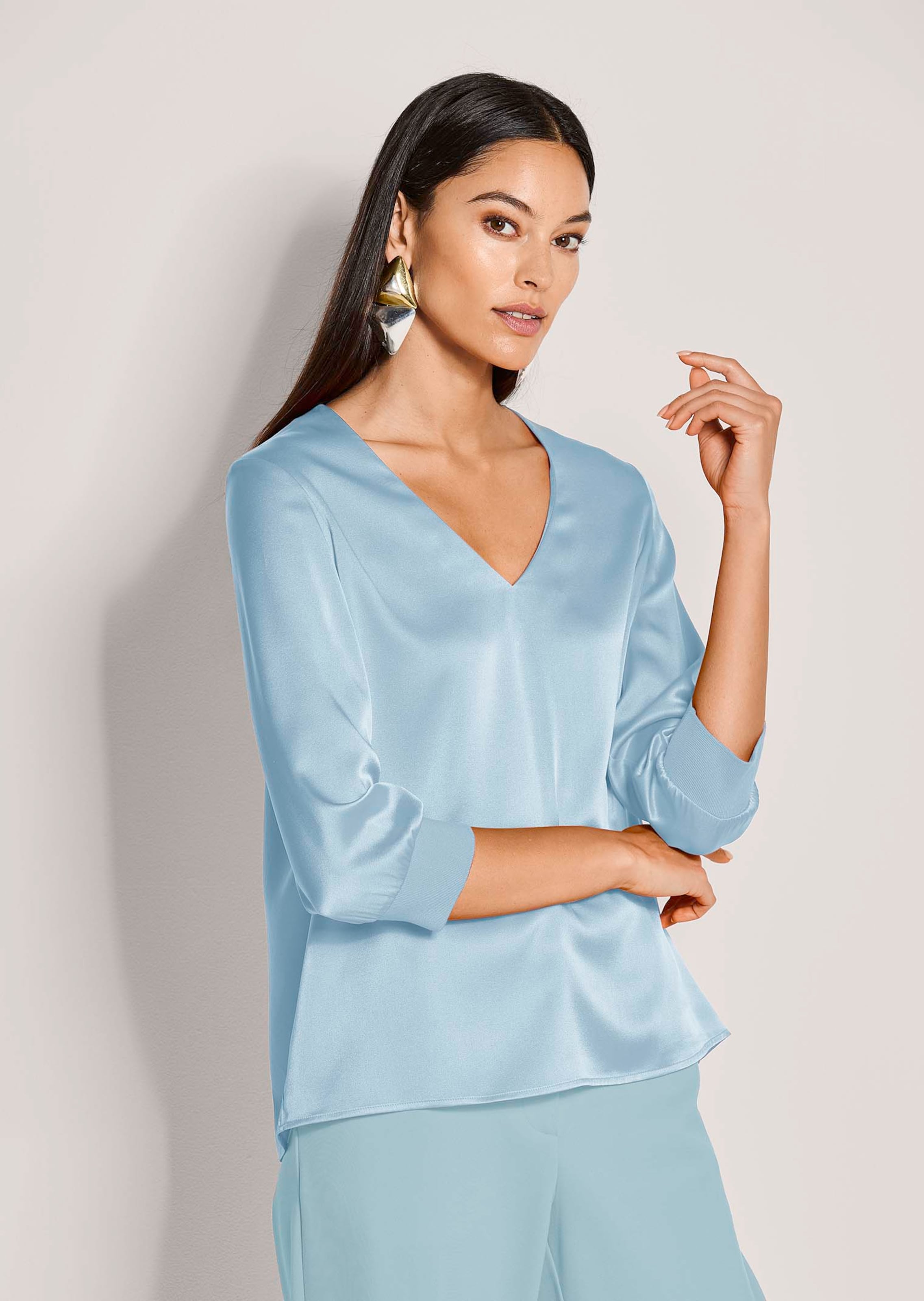 Blusenshirt aus Seidenstretch mit V-Ausschnitt