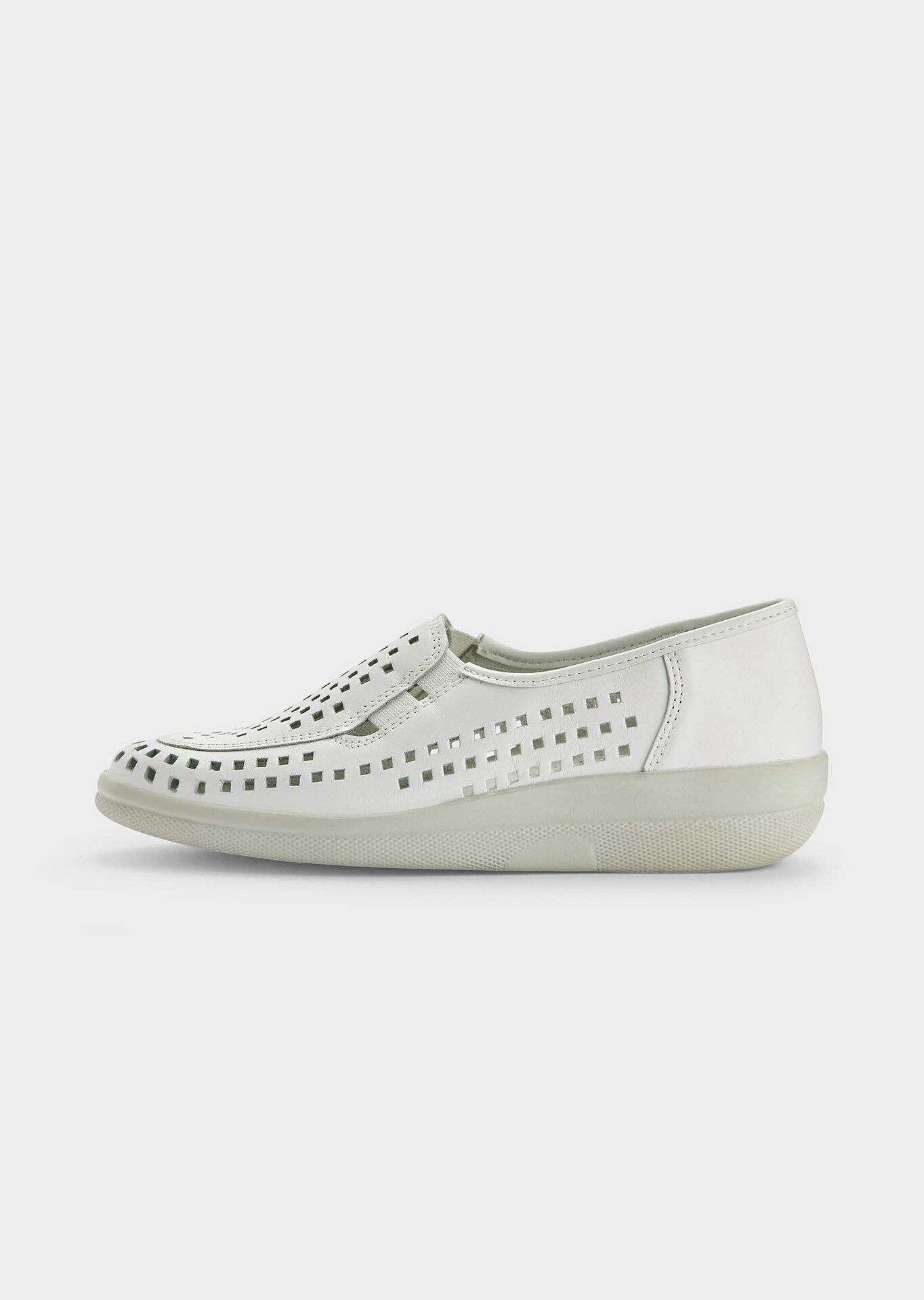 Schoenen met zomerse perforatie