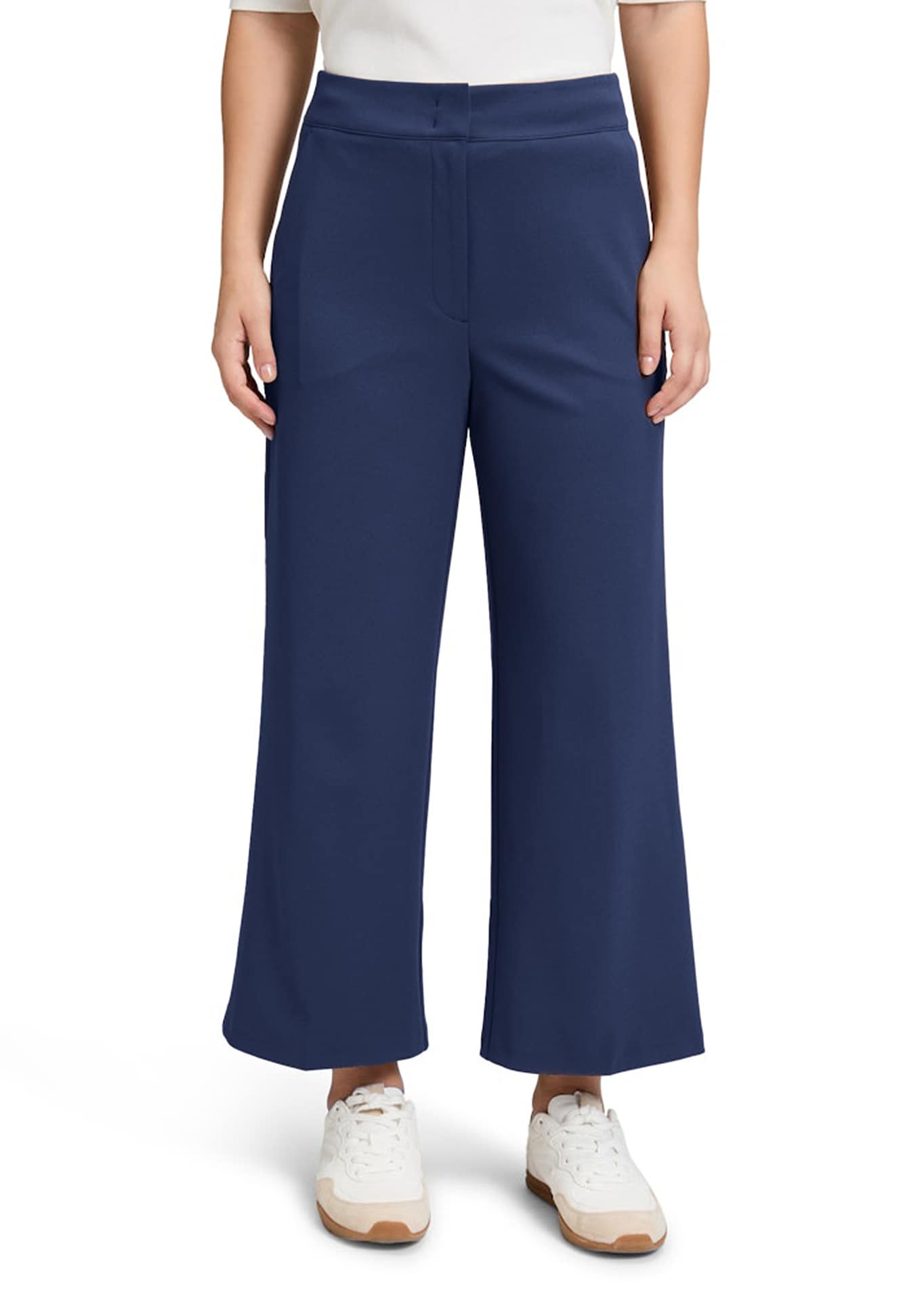 Weite Hose aus Soft-Stretch mit Bügelfalten