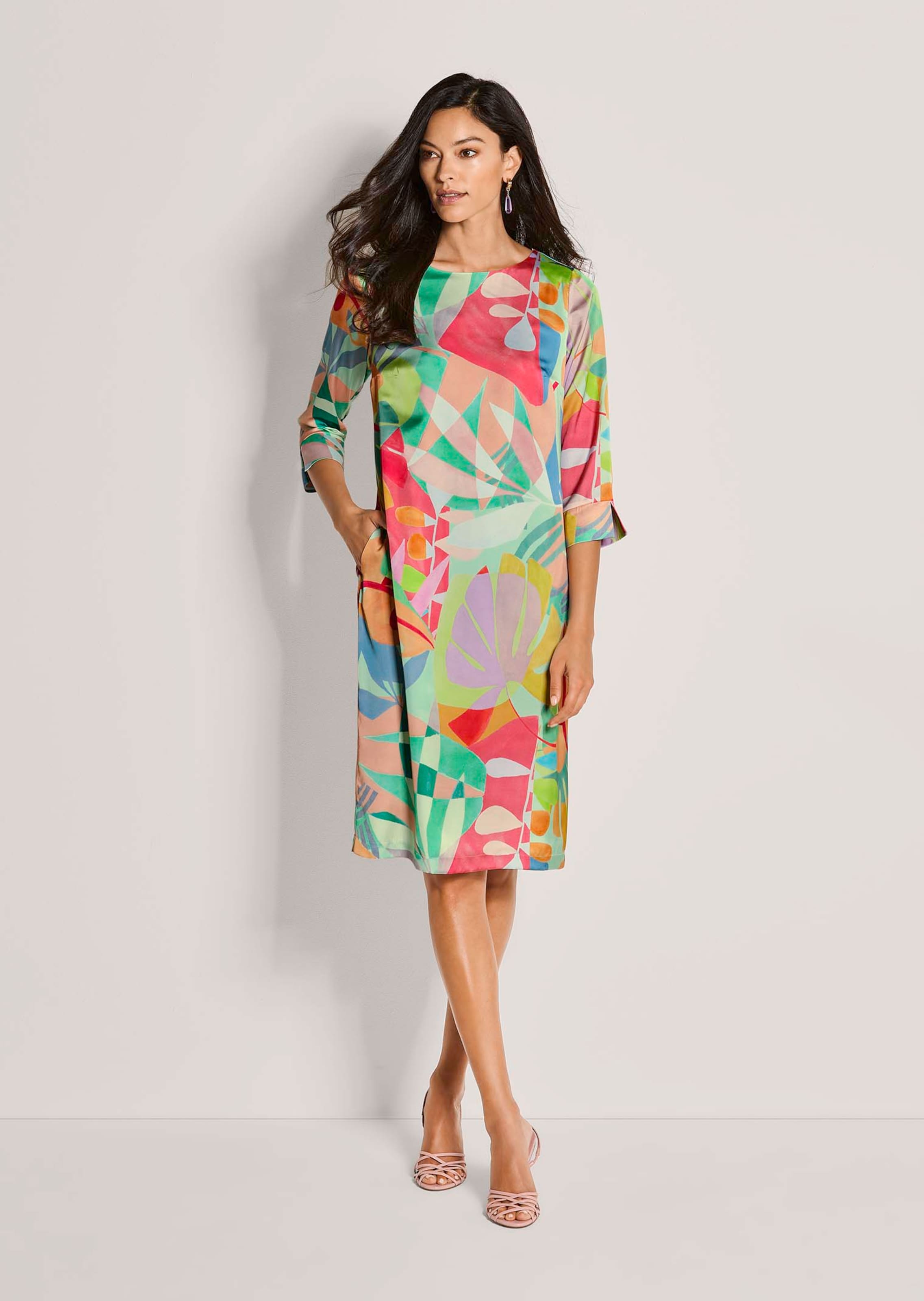 Gemustertes Kleid in H-Linie