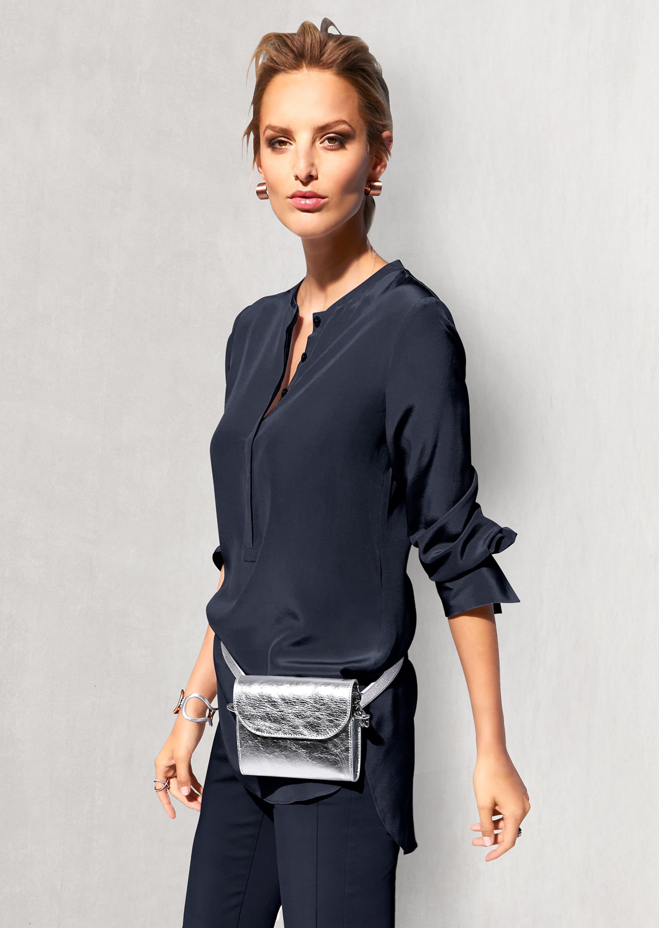 Blouse longue en soie sans col