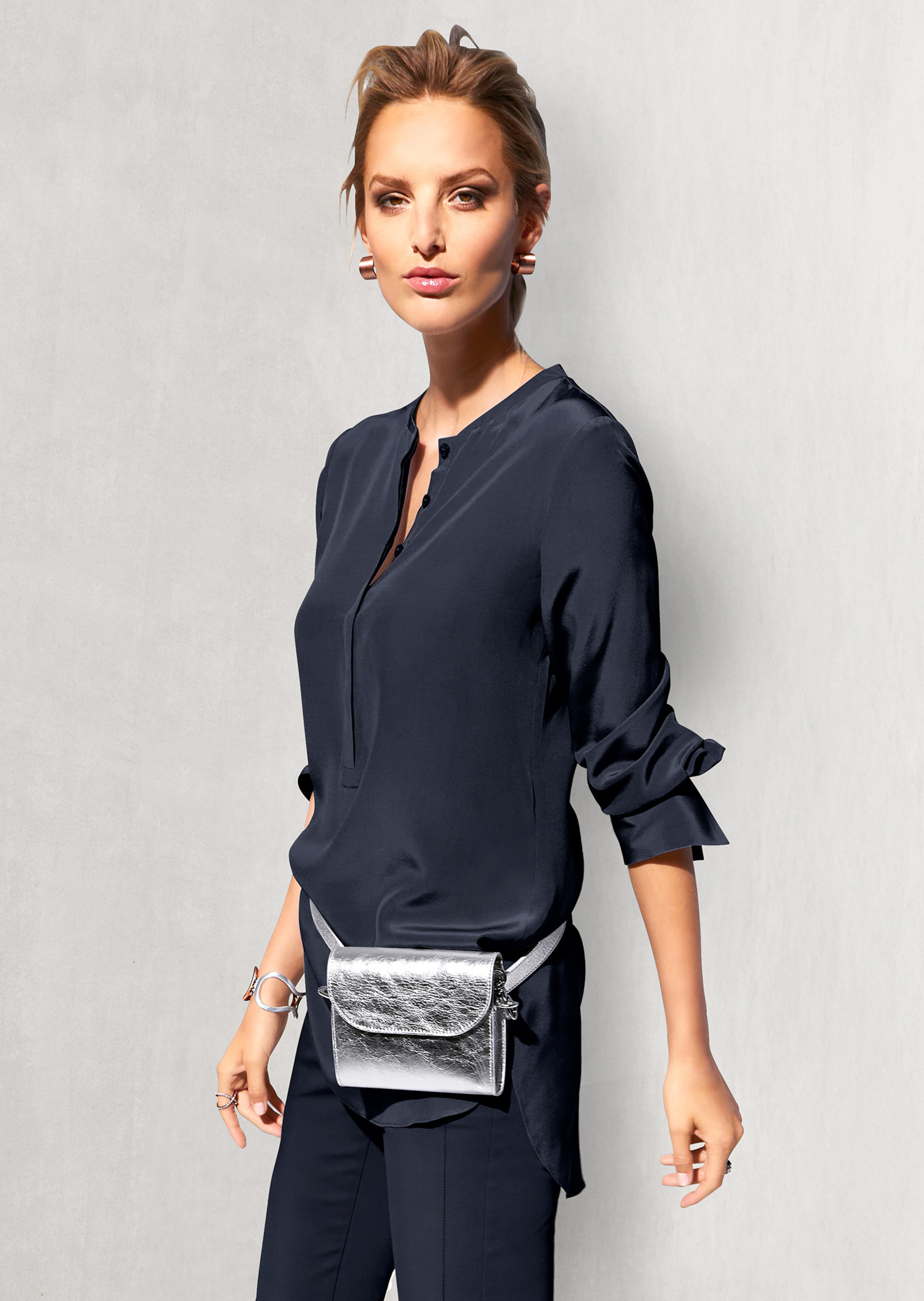 Lange Seidenbluse in kragenloser Form