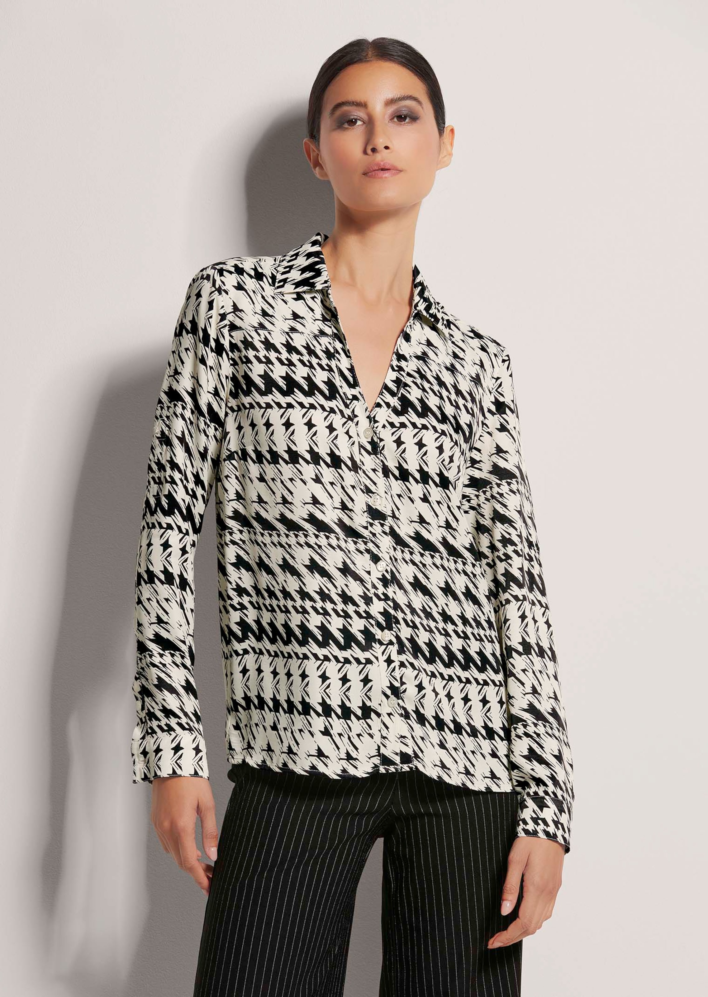 Hemdbluse mit Kontrastprint und Dekolleté-Ausschnitt