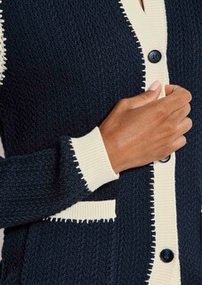 Strickjacke mit Zopfmuster und feinen Details thumbnail 6