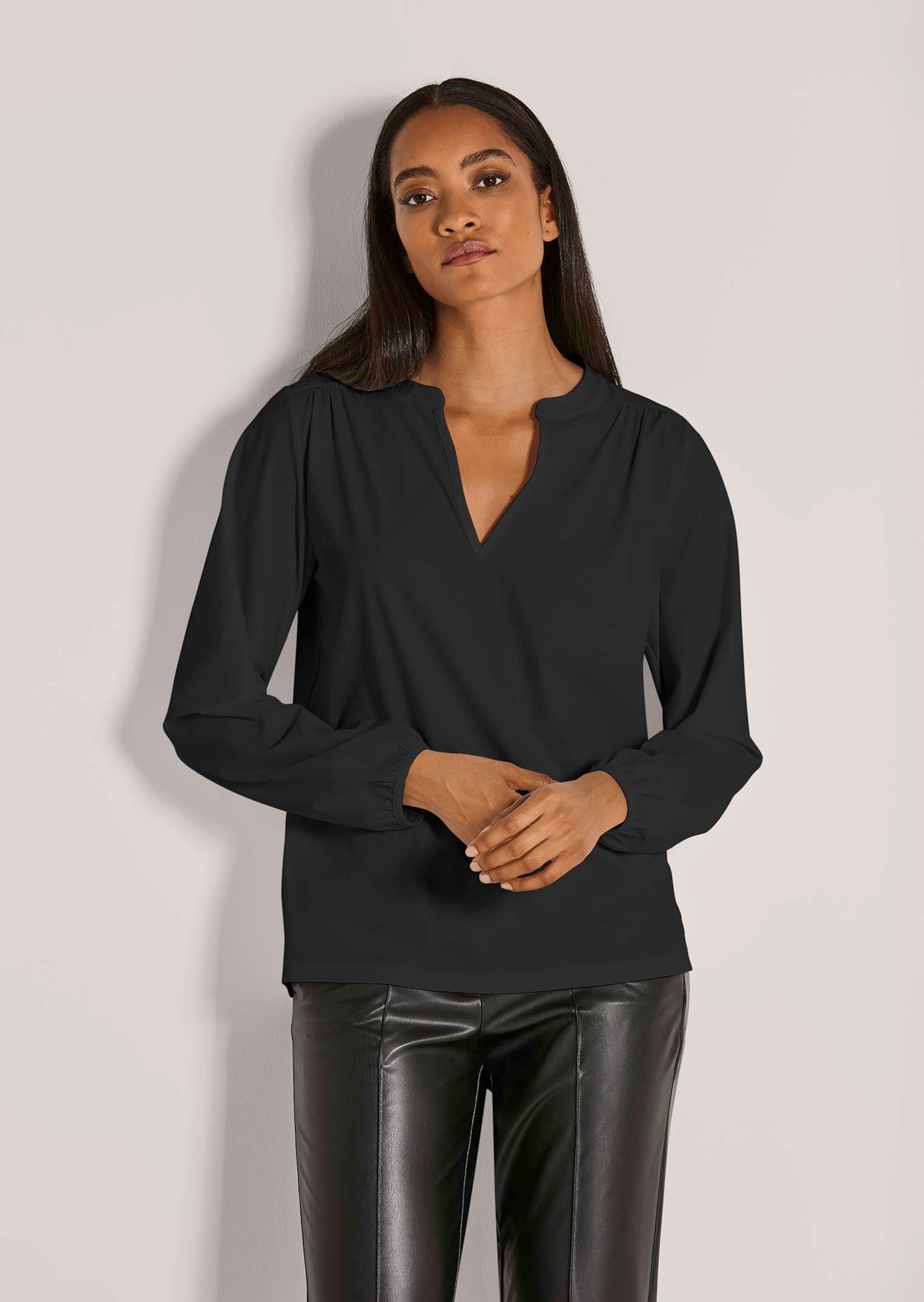 Jersey-Bluse mit raffiniertem Ausschnitt