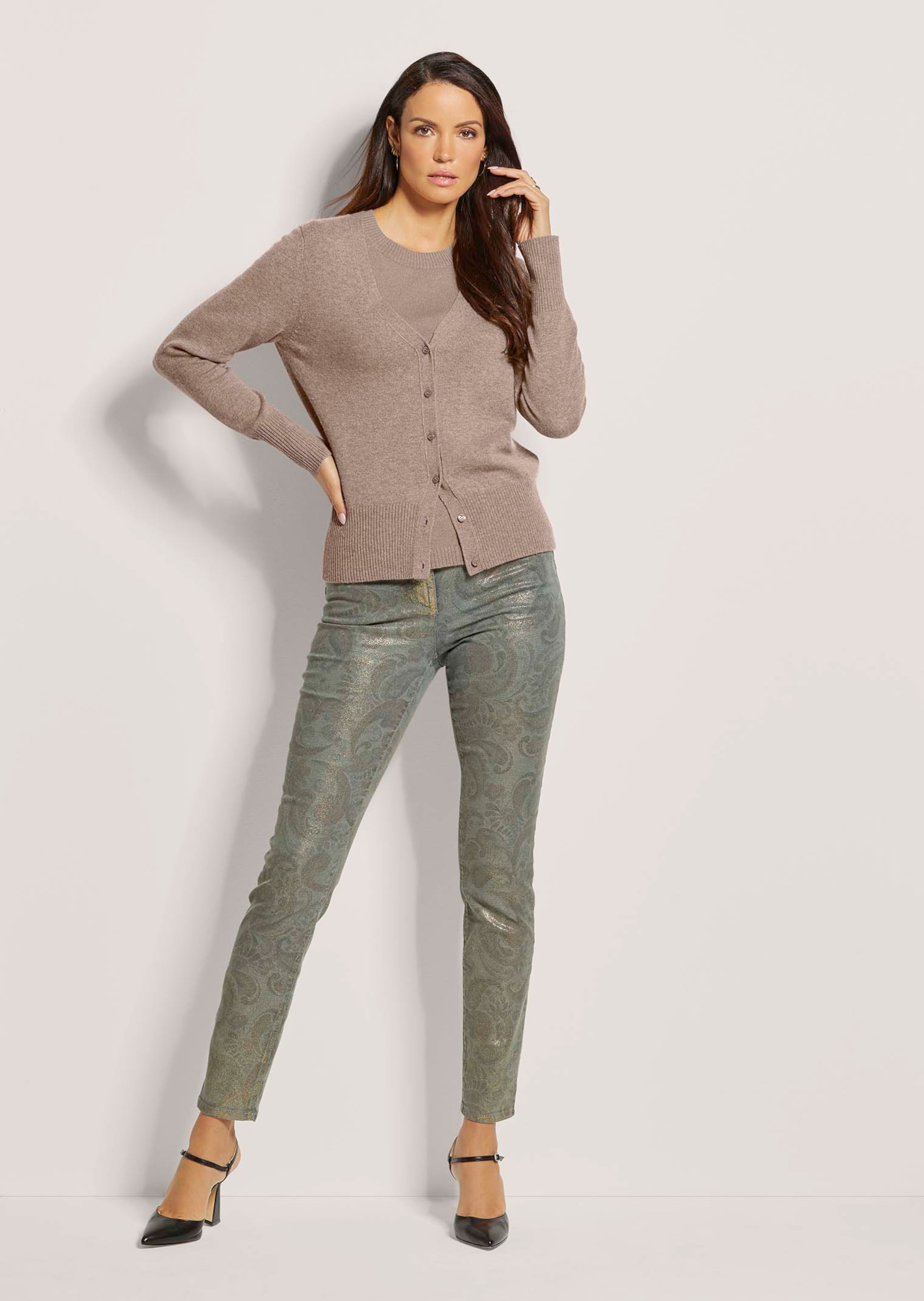 Timeless twin set in a virgin wool and cashmere blend