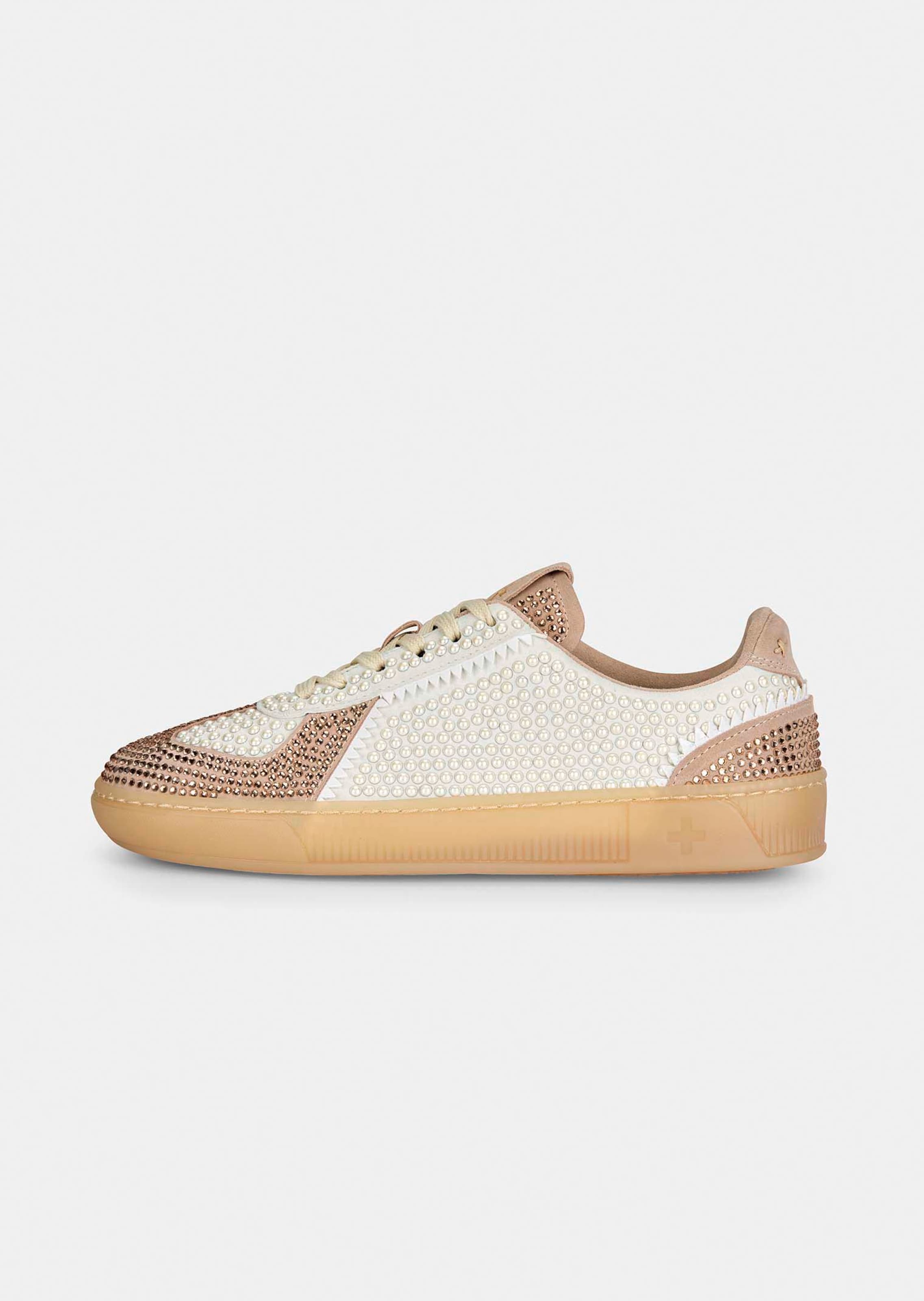 Sneaker mit Dekoperlen und Glitzerdetails
