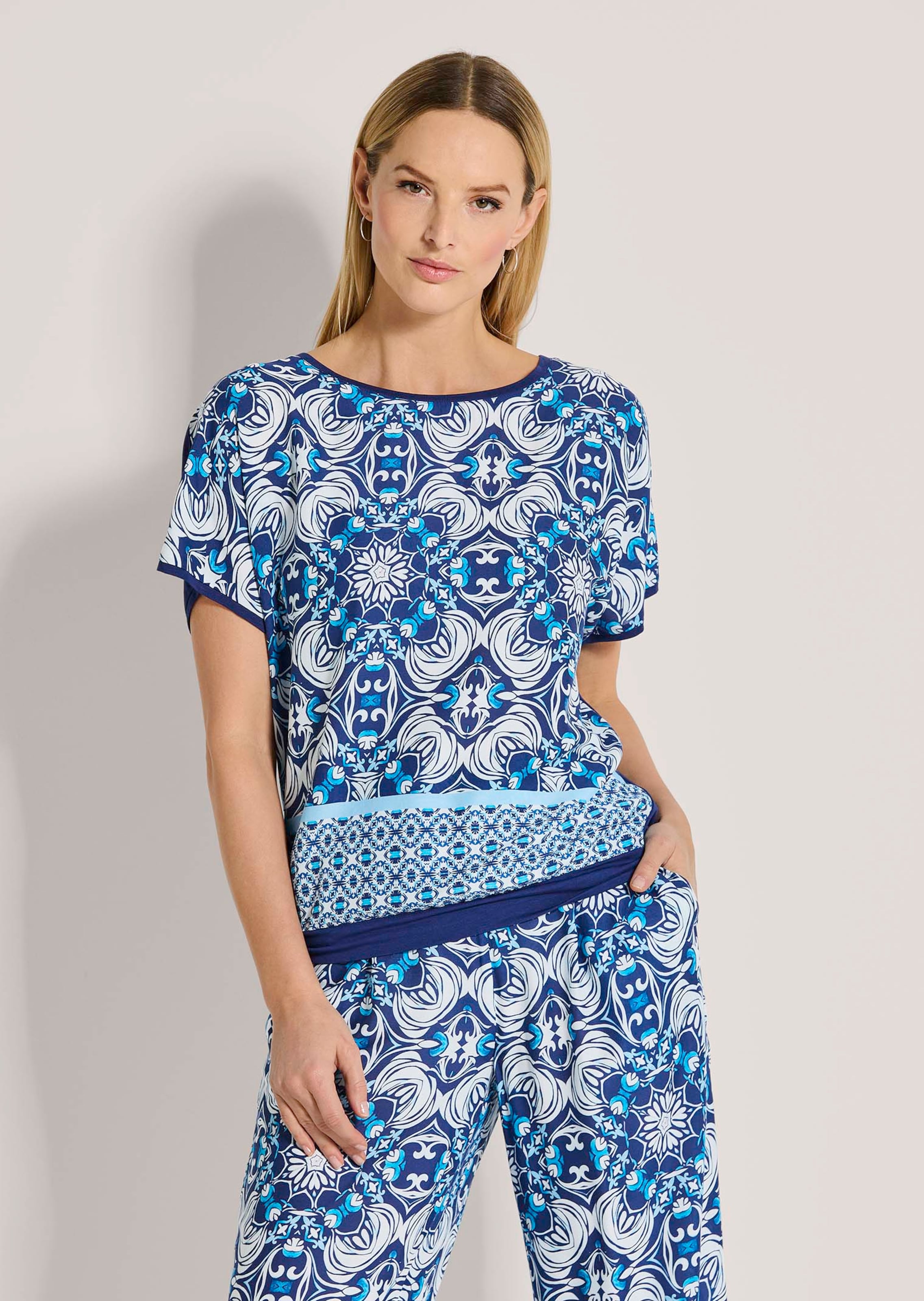 Lässiges Sommershirt im Material-Mix