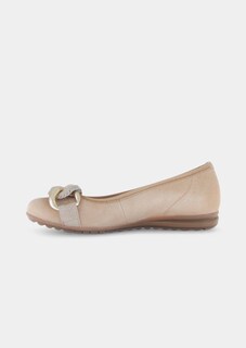 Klassischer Ballerina mit Schmuckkette thumbnail 3