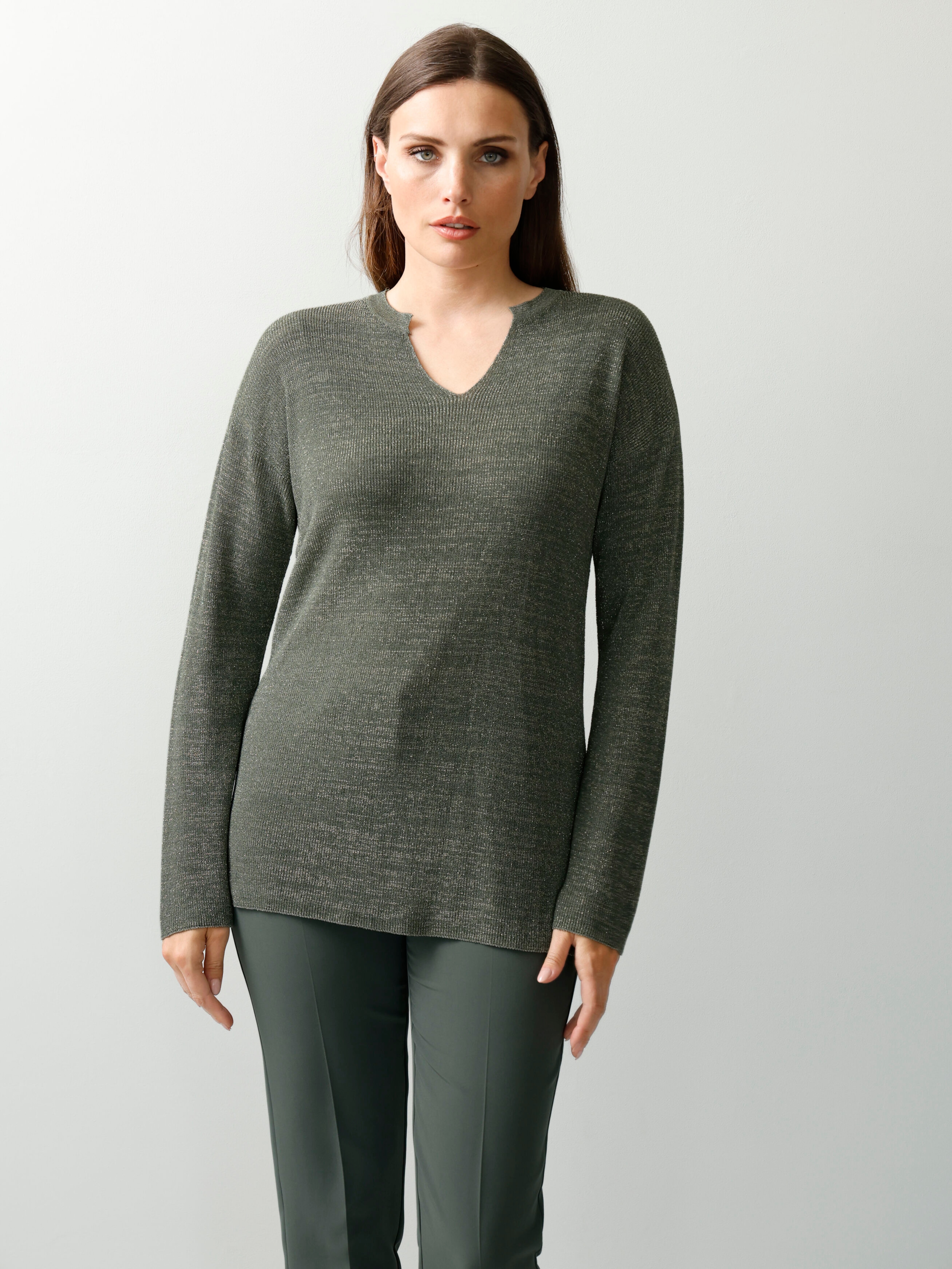 V-Pullover mit metallisiertem Garn