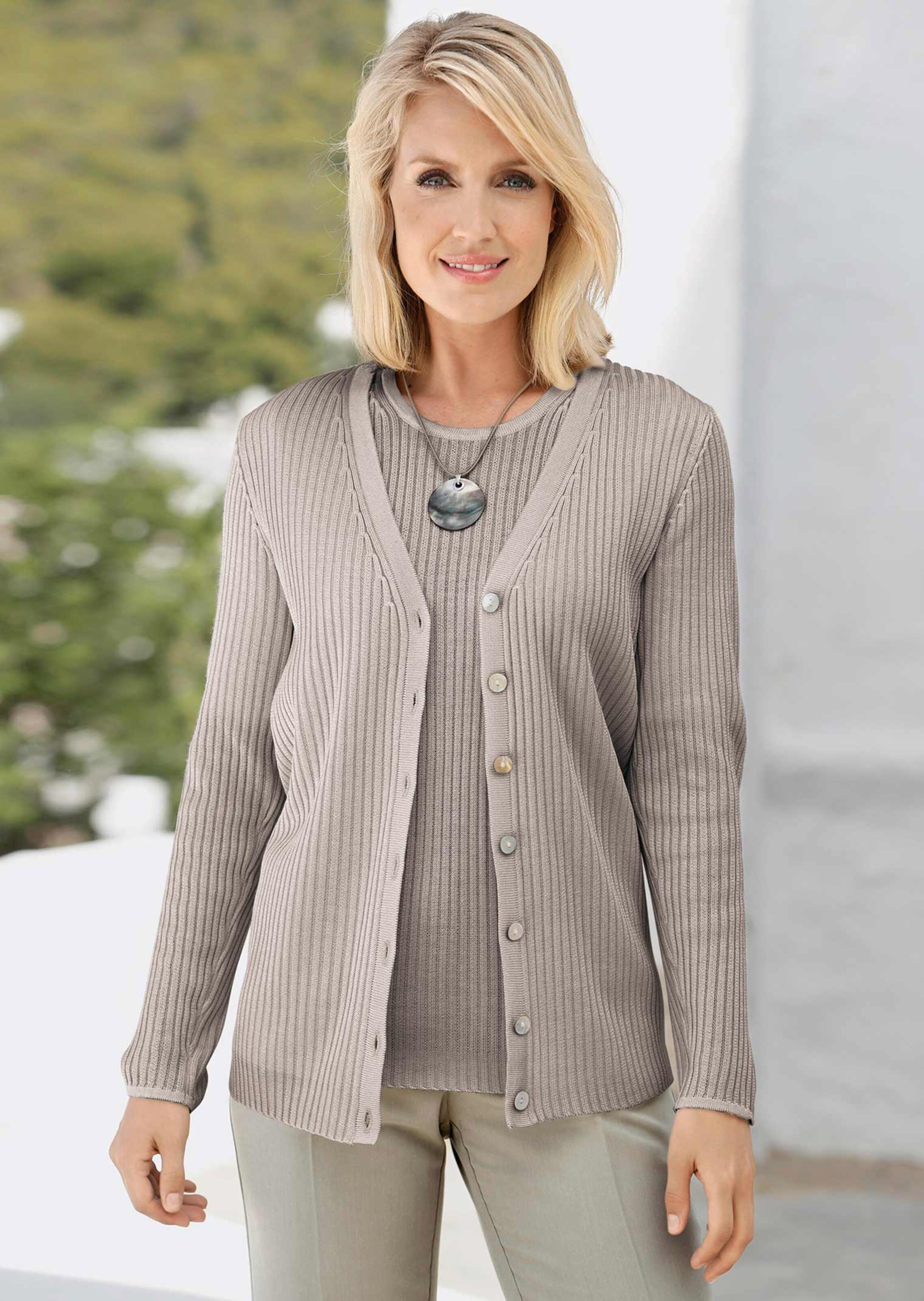 Pflegeleichte Strickjacke in hochwertiger Rippenstruktur thumbnail 7