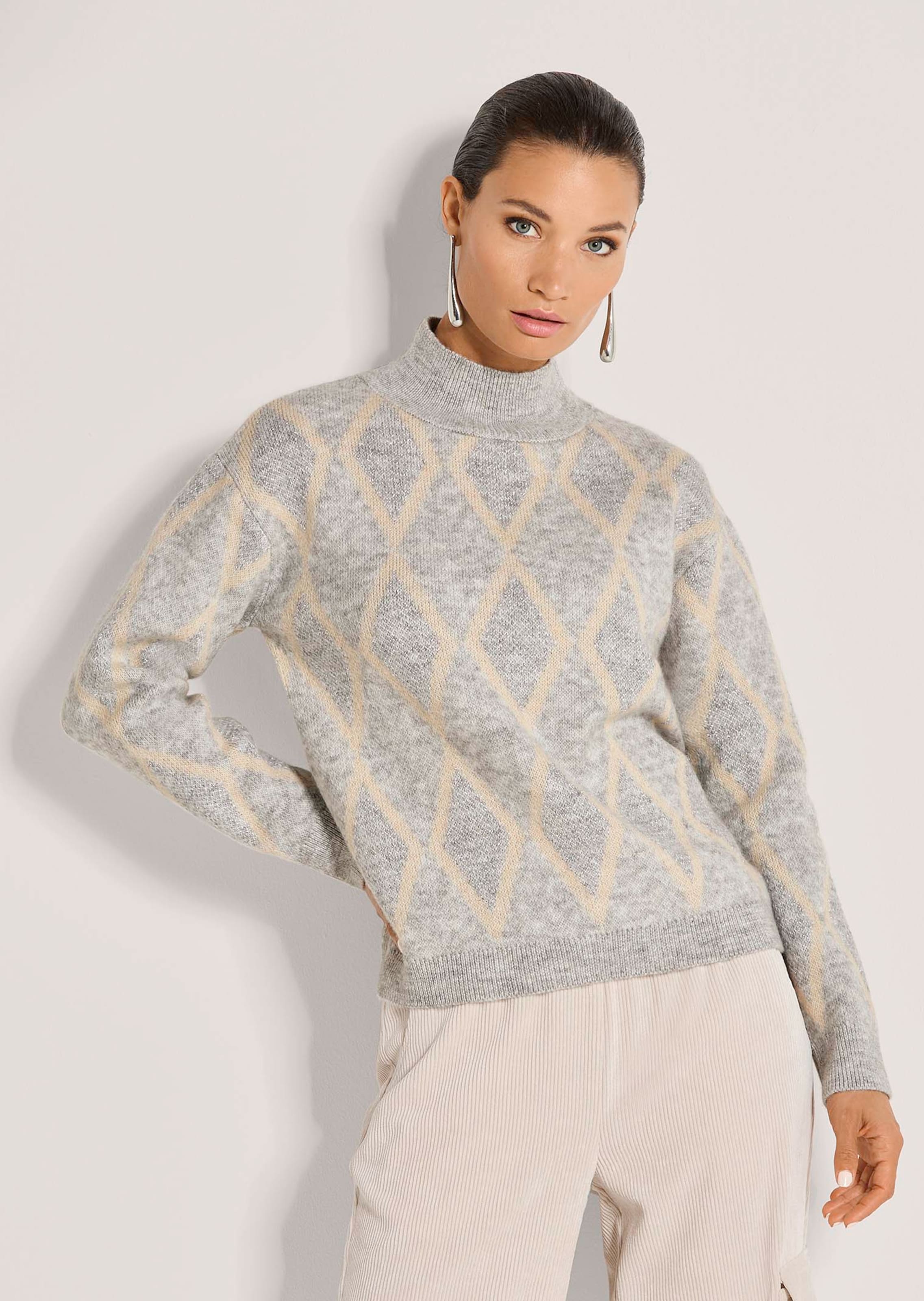 Glinsterende pullover met ruitpatroon