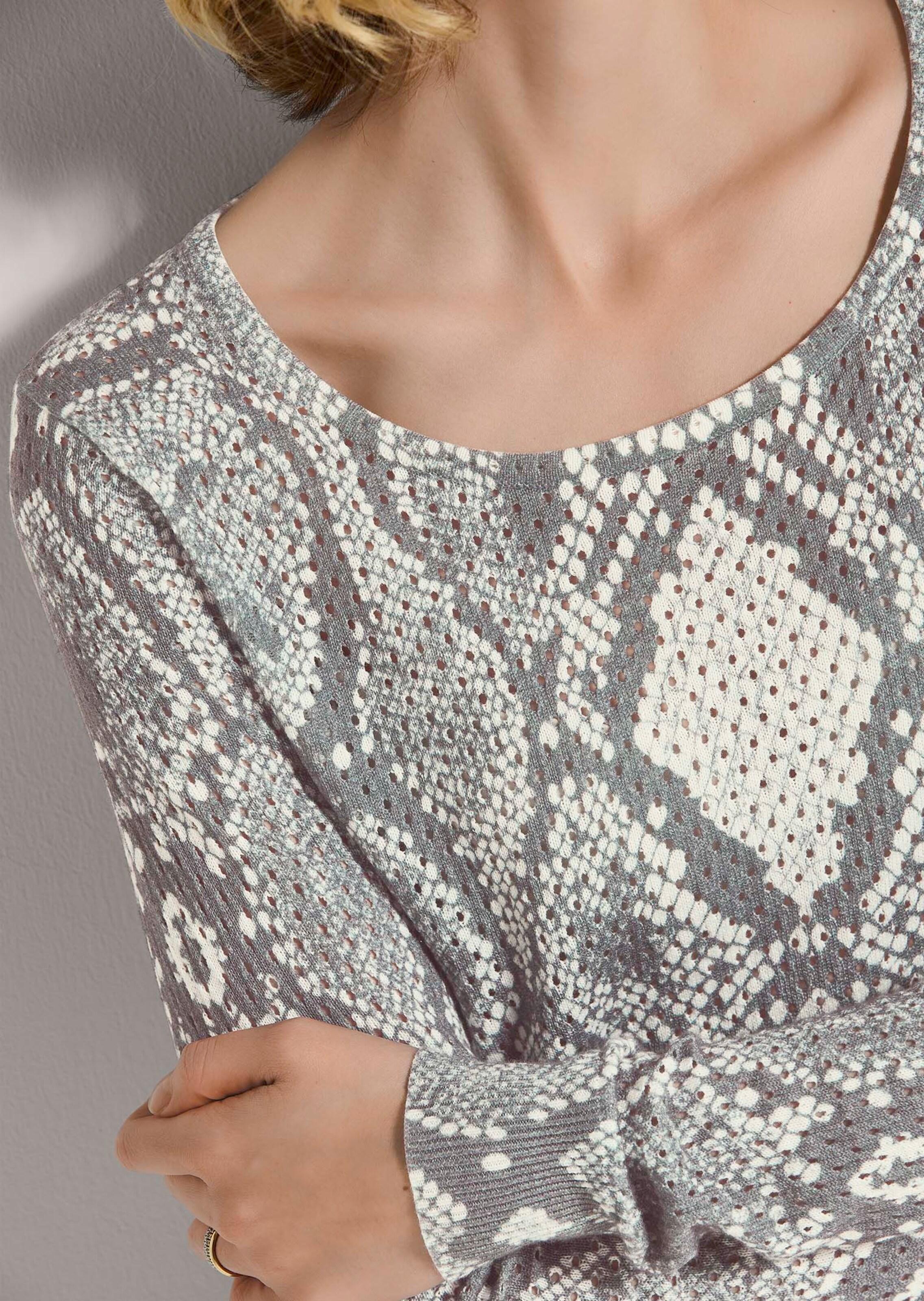 Ajour-Pullover mit Unikat-Print thumbnail 6