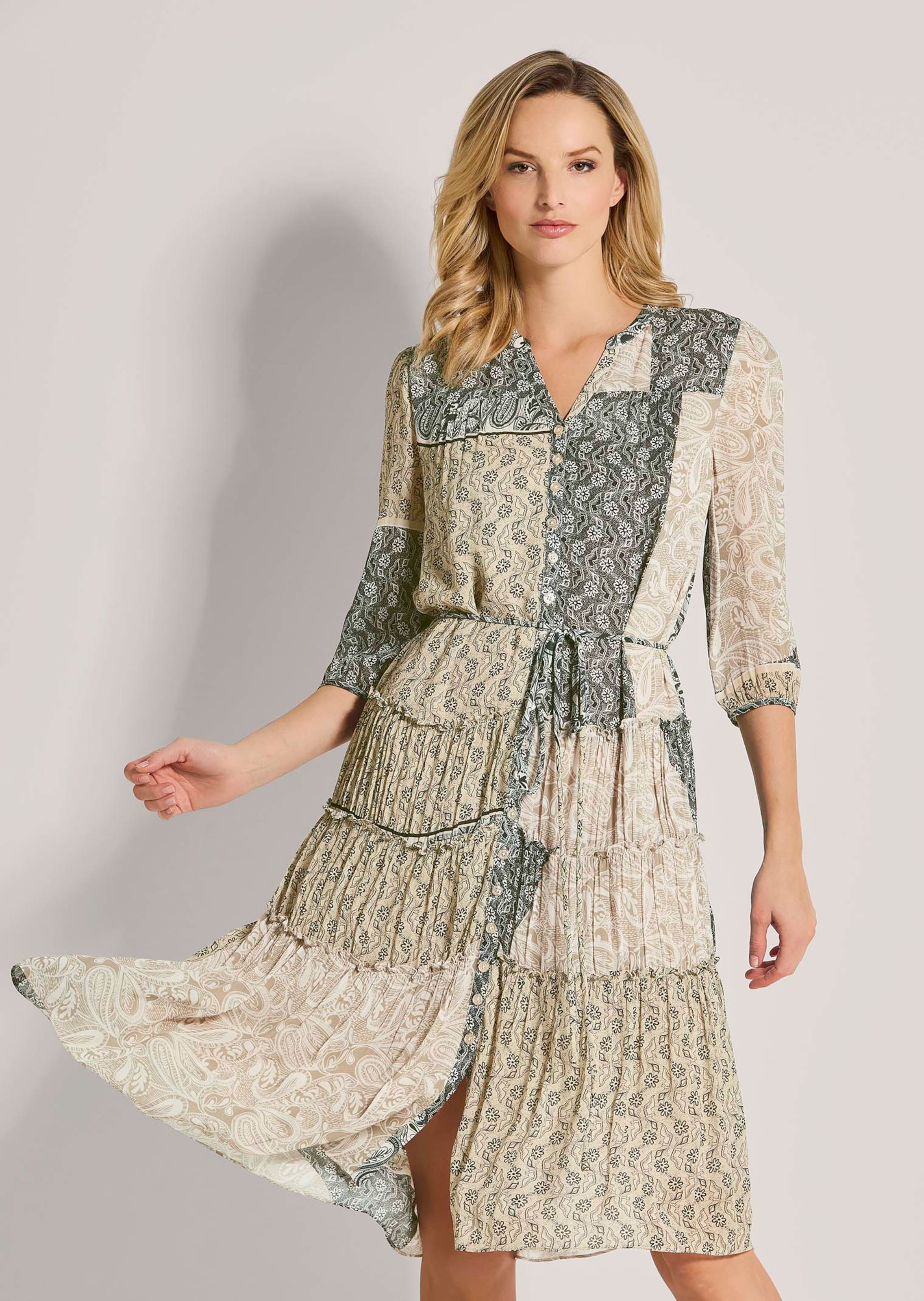 Kragenloses Sommerkleid, durchgehend geknöpft