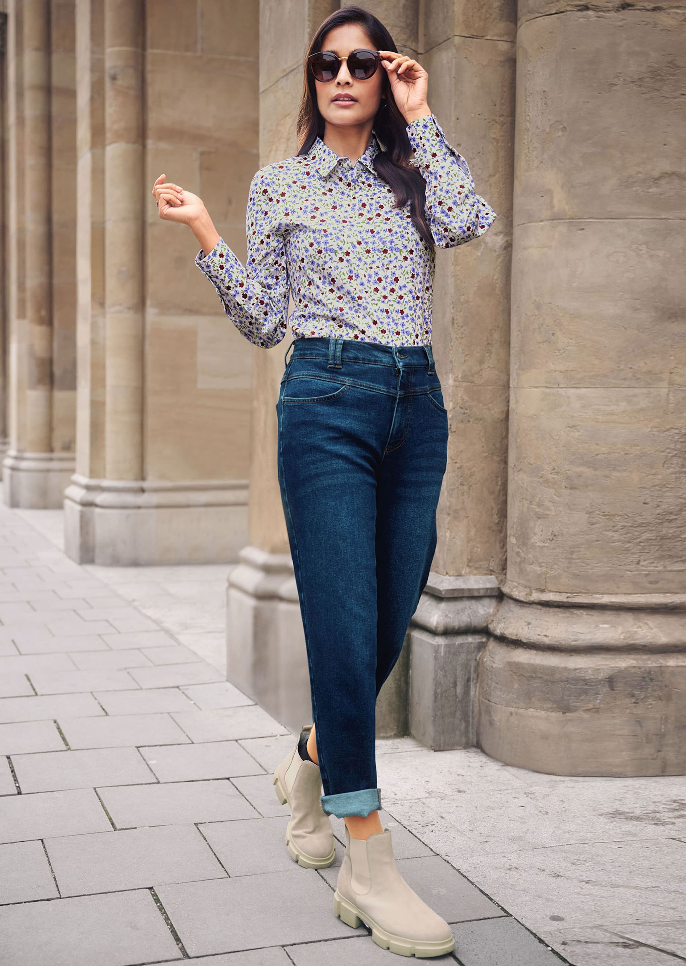 Kurze Boxy-Bluse mit Millefleurs-Print
