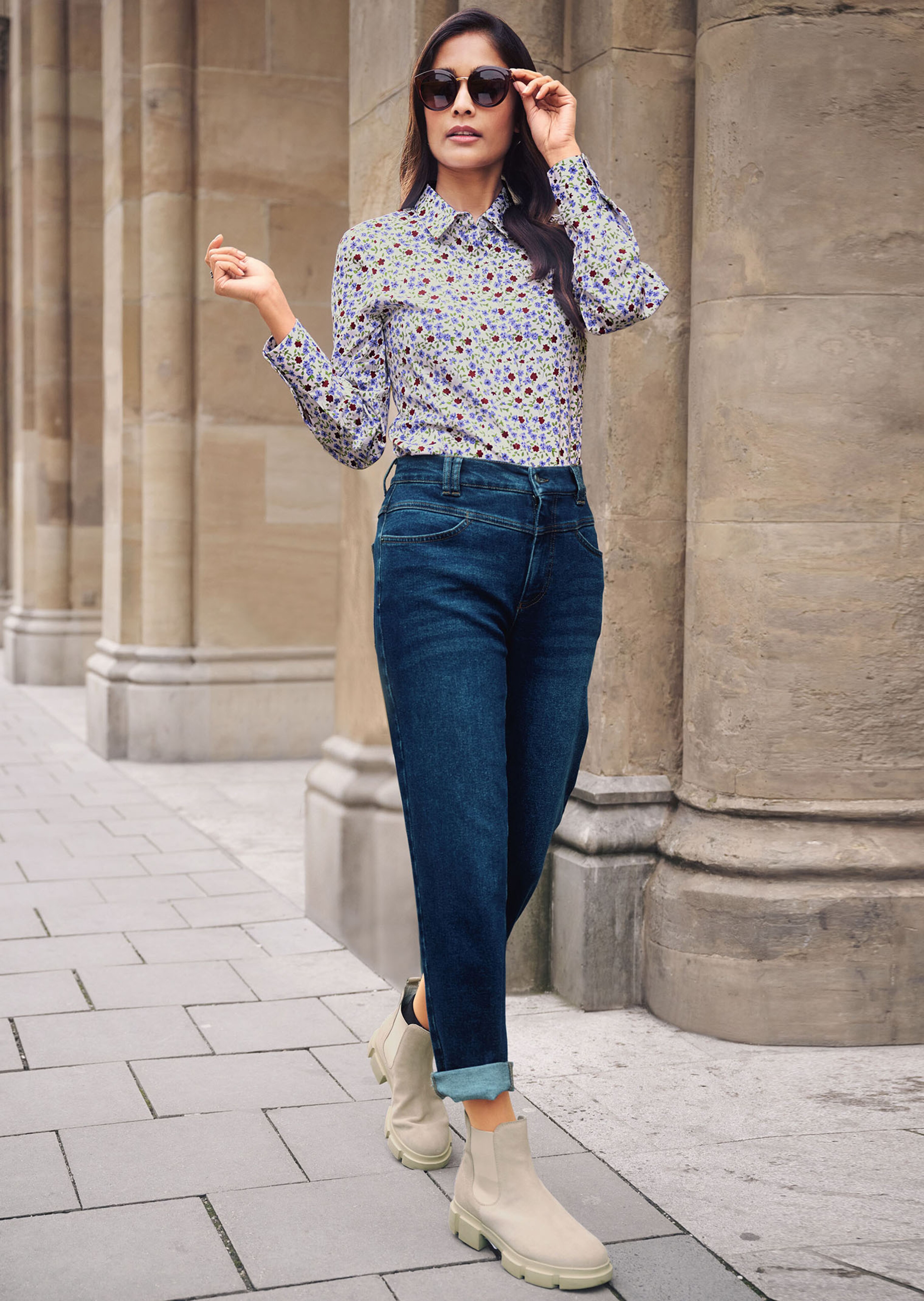 Kurze Boxy-Bluse mit Millefleurs-Print