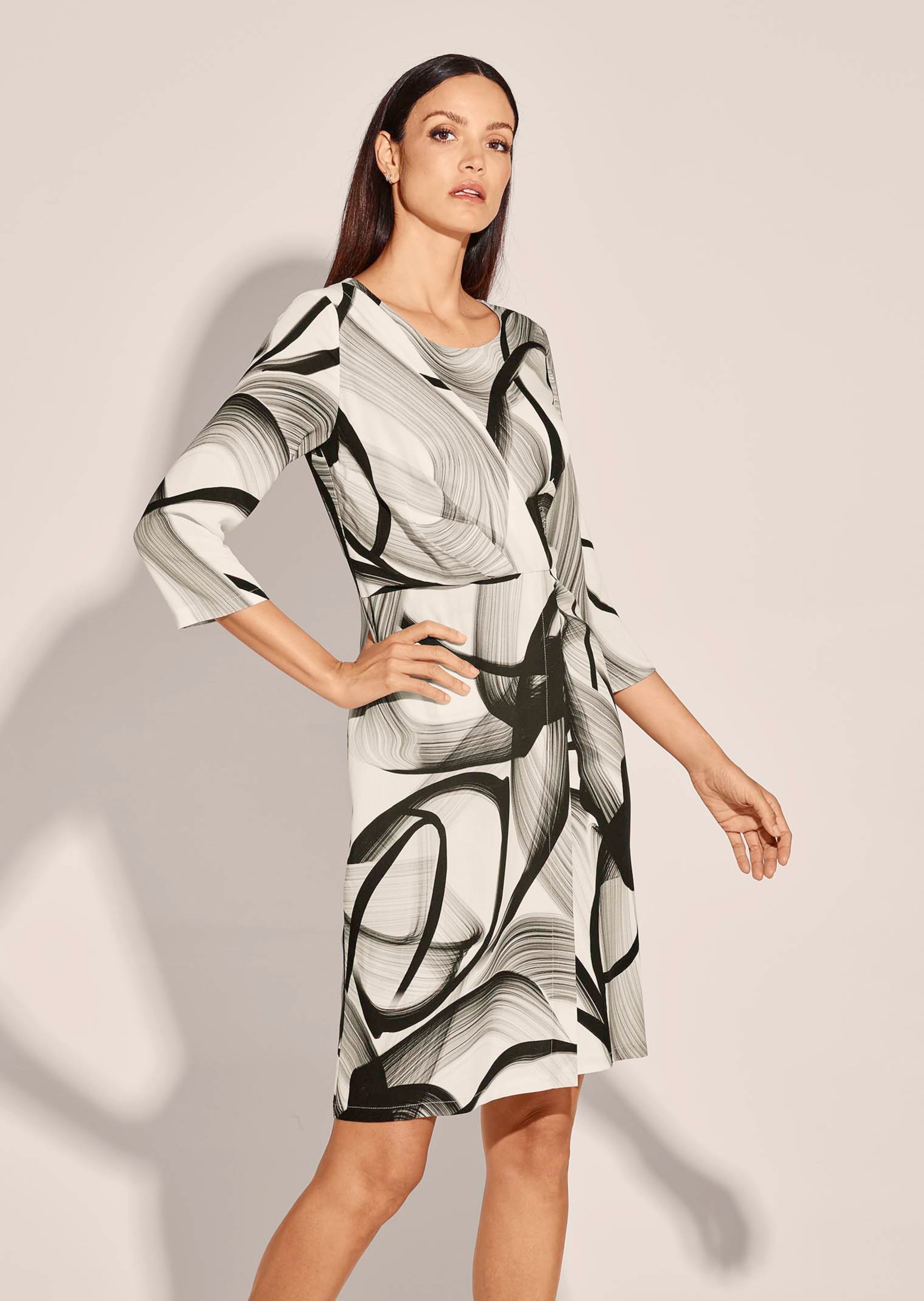 Kleid in raffinierter Wickel-Optik mit Grafikprint